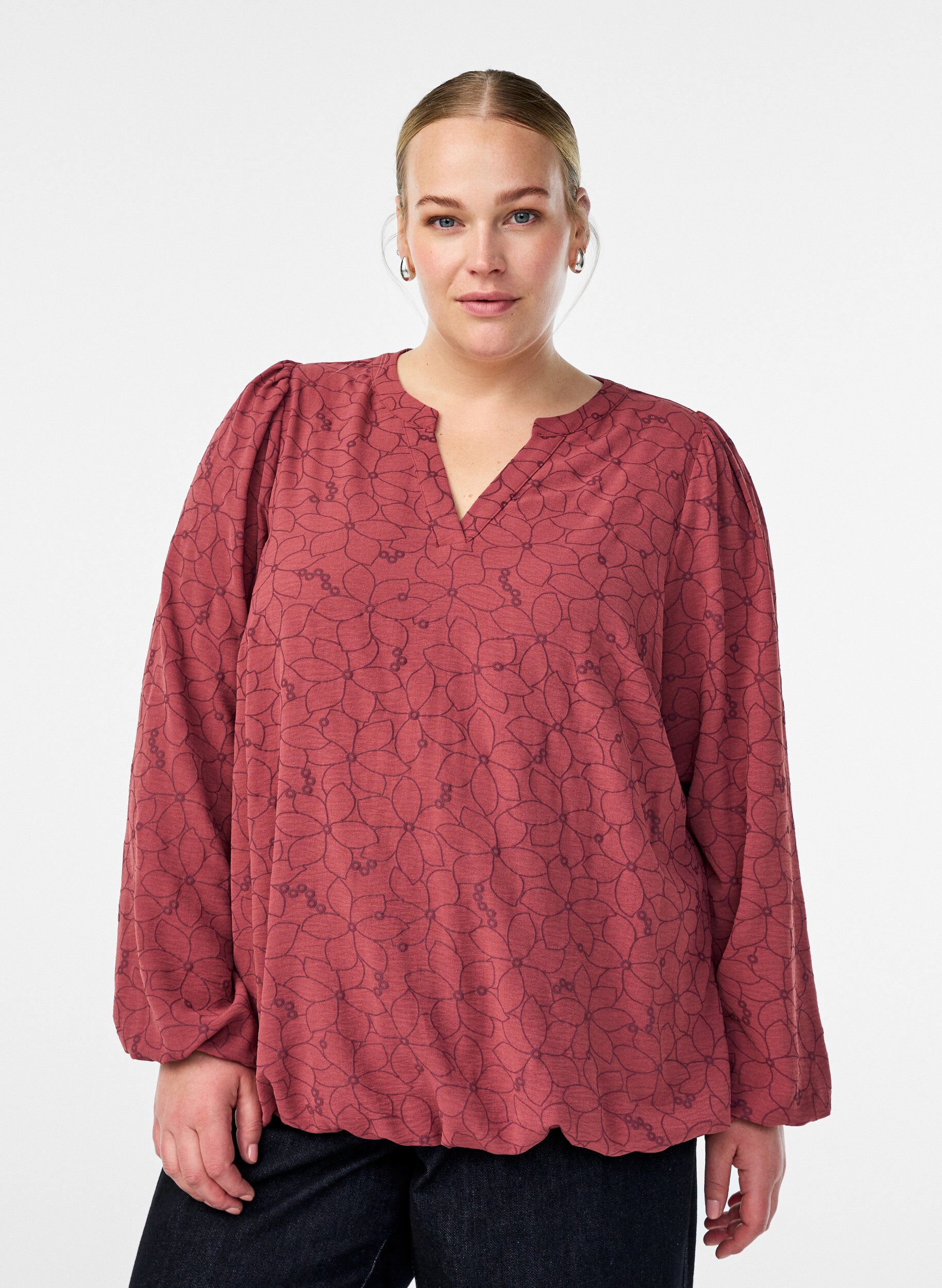 Lang&auml;rmelige Bluse mit Blumenstickerei, Rot, Model