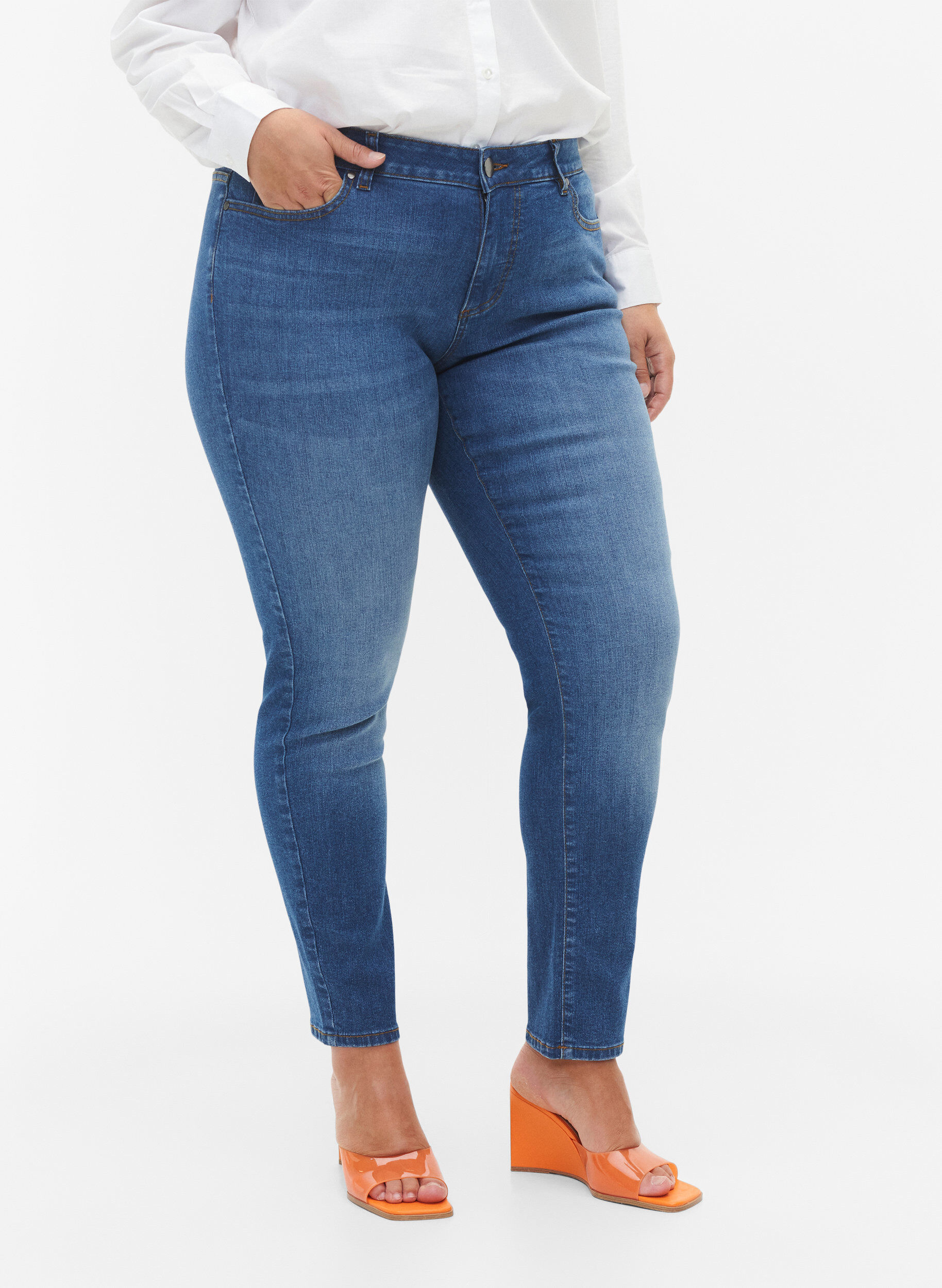 ZizziEmily Jeans mit regul&auml;rer Taille und schlankem Schnitt, Blue denim, Model image number 2