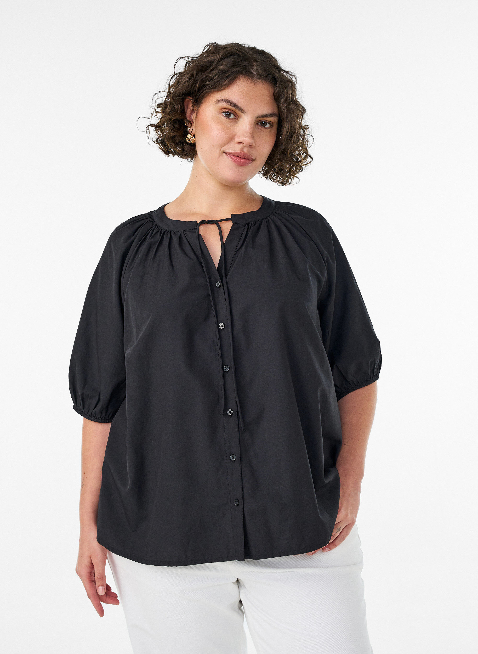 Hemdbluse mit Knopfleiste und Bindeg&uuml;rtel, Schwarz, Model