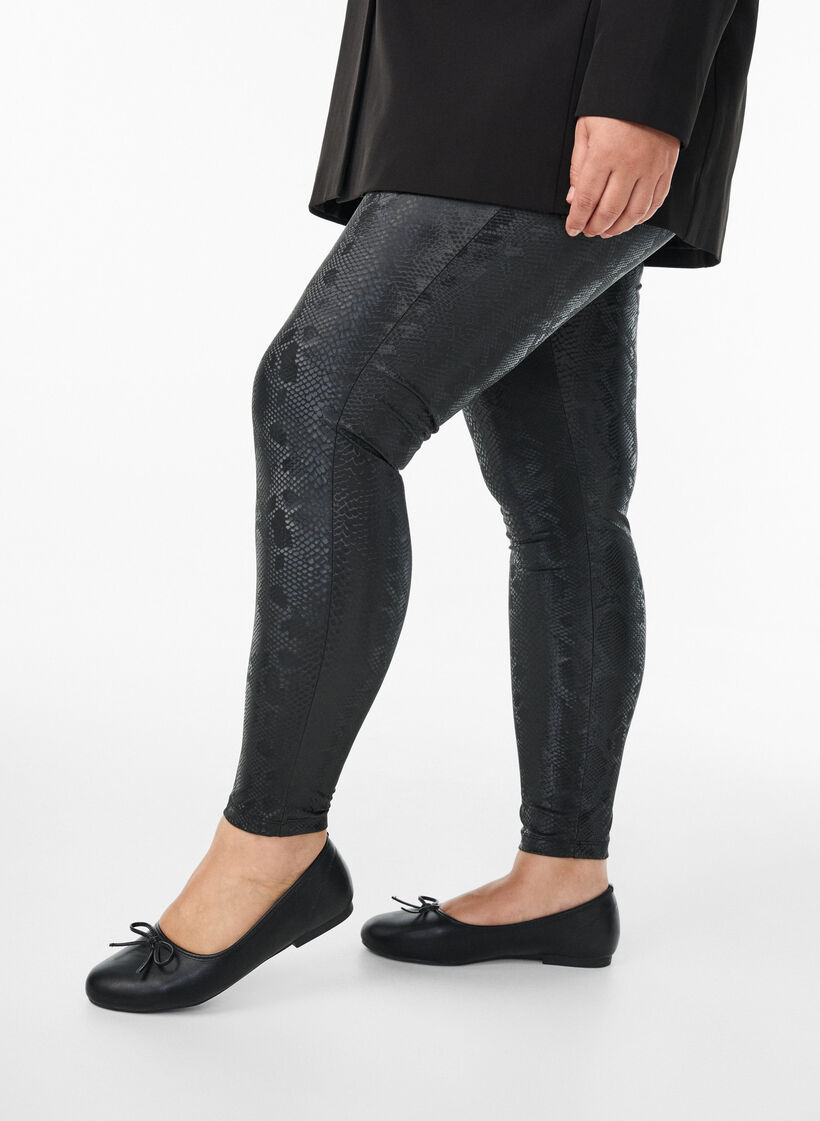 Leggings aus Kunstleder mit Animal-Print, Schwarz, Model image number 0