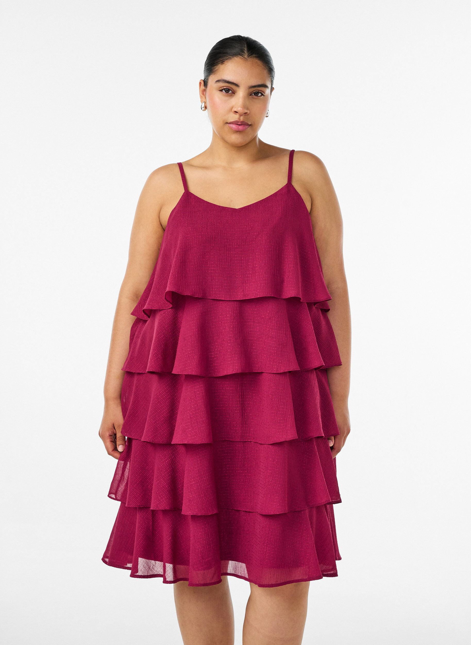 Lagenkleid mit R&uuml;schen und Spaghettitr&auml;gern, Rot, Model