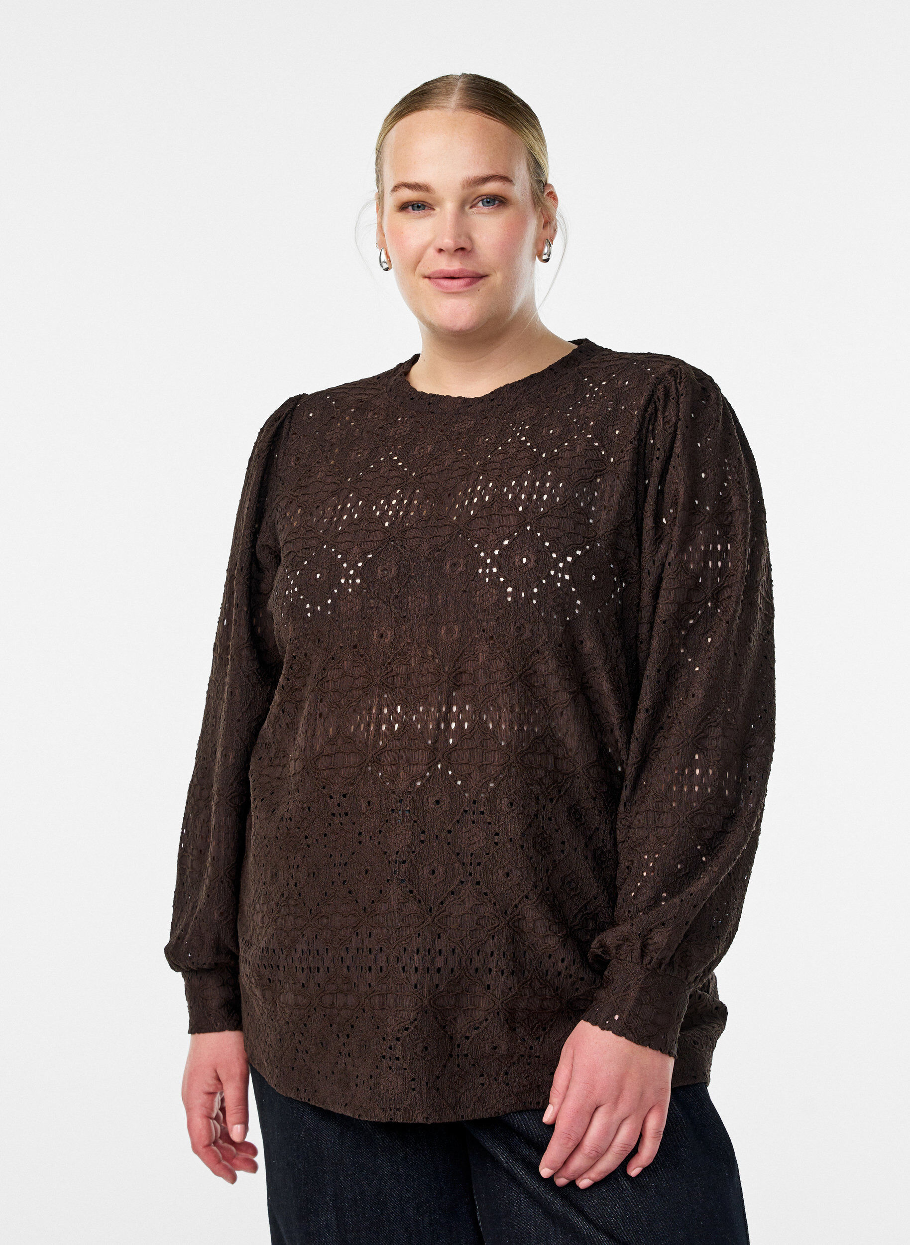 Lang&auml;rmelige Bluse mit Lochstickerei, Braun, Model