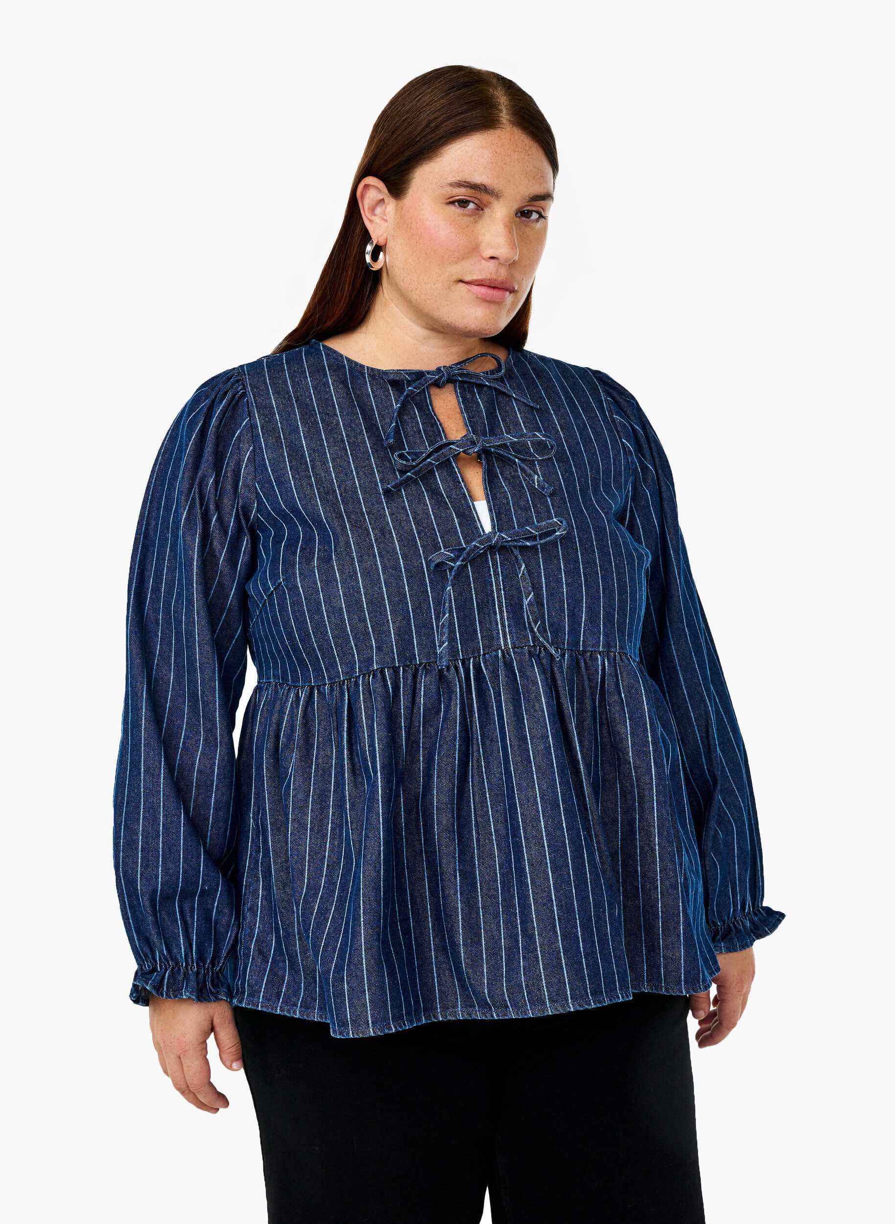Gestreifte Jeansbluse mit Schleife vorne, Blau, Model