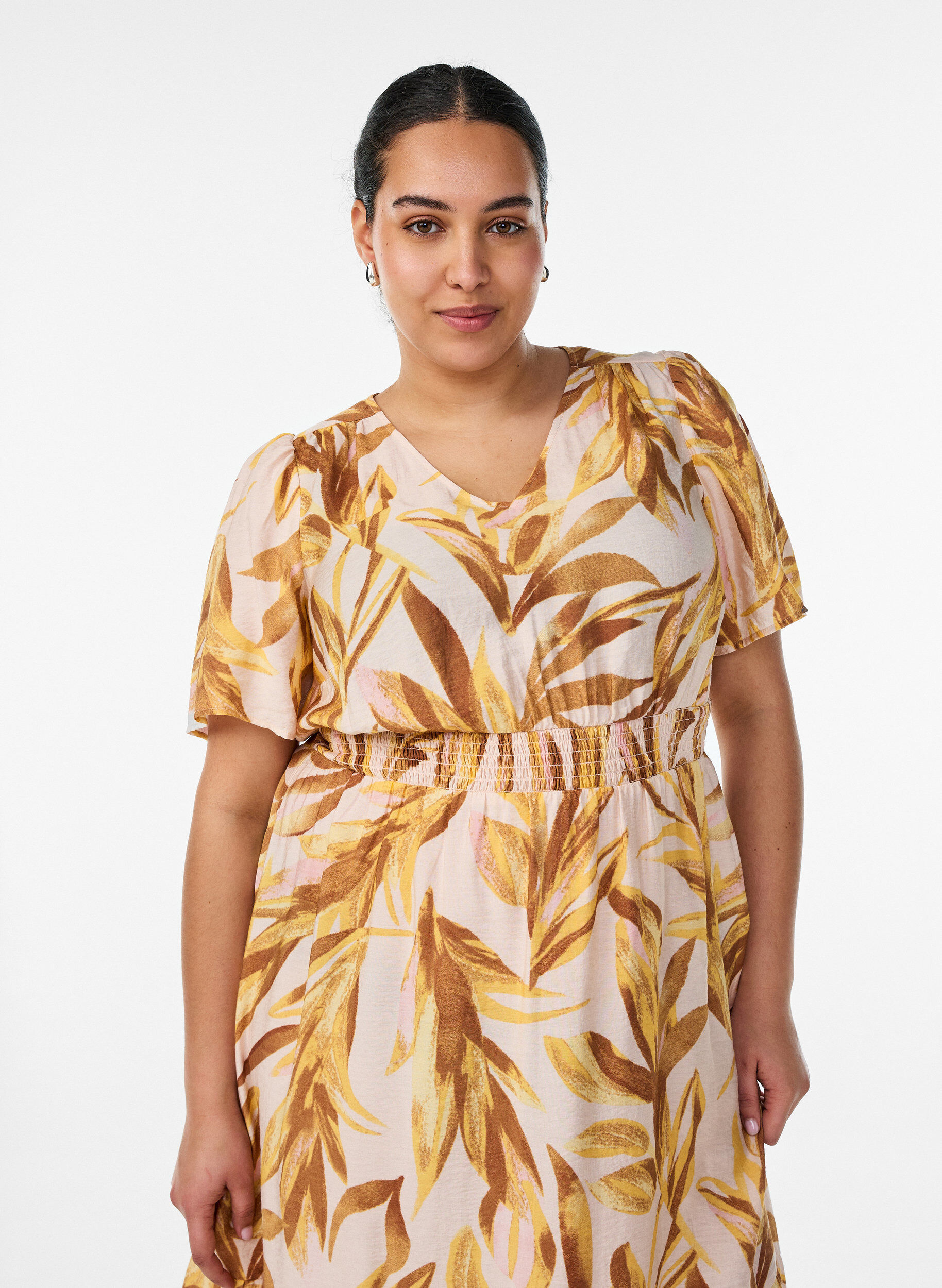 ZizziMidikleid aus Viskose mit Blattmuster und gesmokter Taille, Gelb, Model image number 2