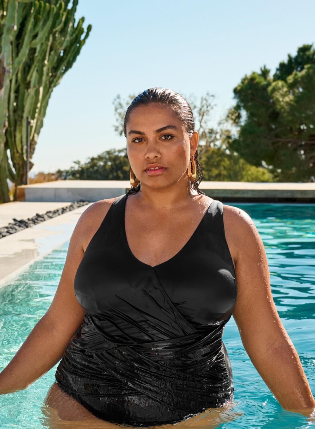 ZizziSchwarzer Badeanzug mit Details, , Model