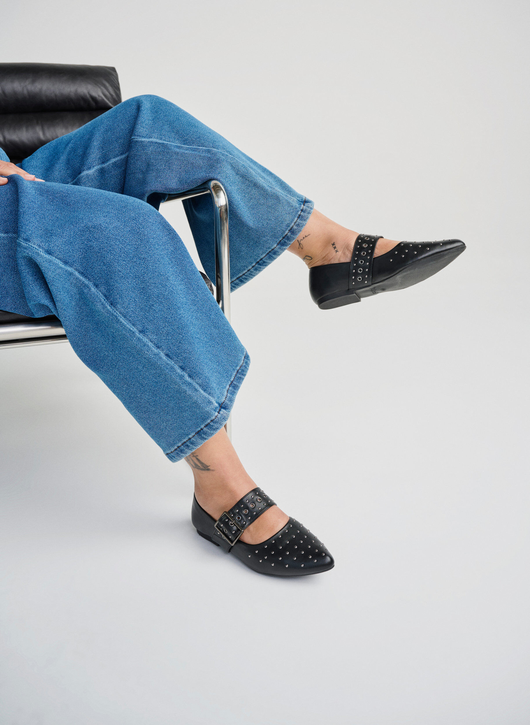 ZizziExtra-Weite - Spitz-Ballerina mit Schnalle und Nieten, Schwarz, Image image number 0