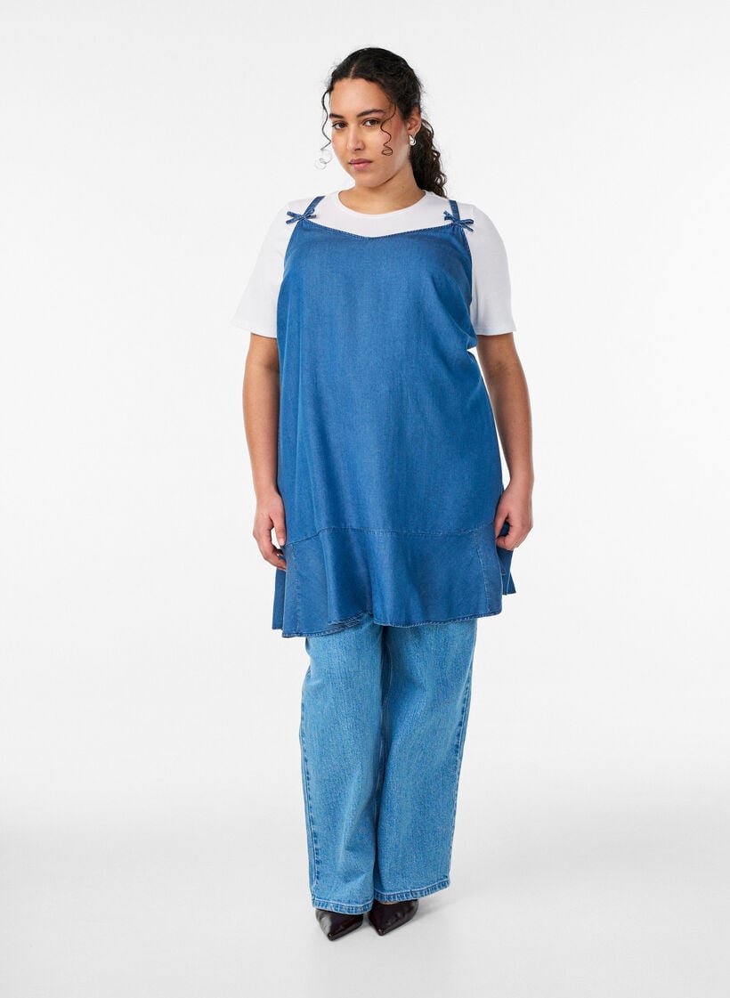 Knielanges Tr&auml;gerkleid aus TENCEL&trade; Lyocell in Denim-Optik, Blau, Model image number 1