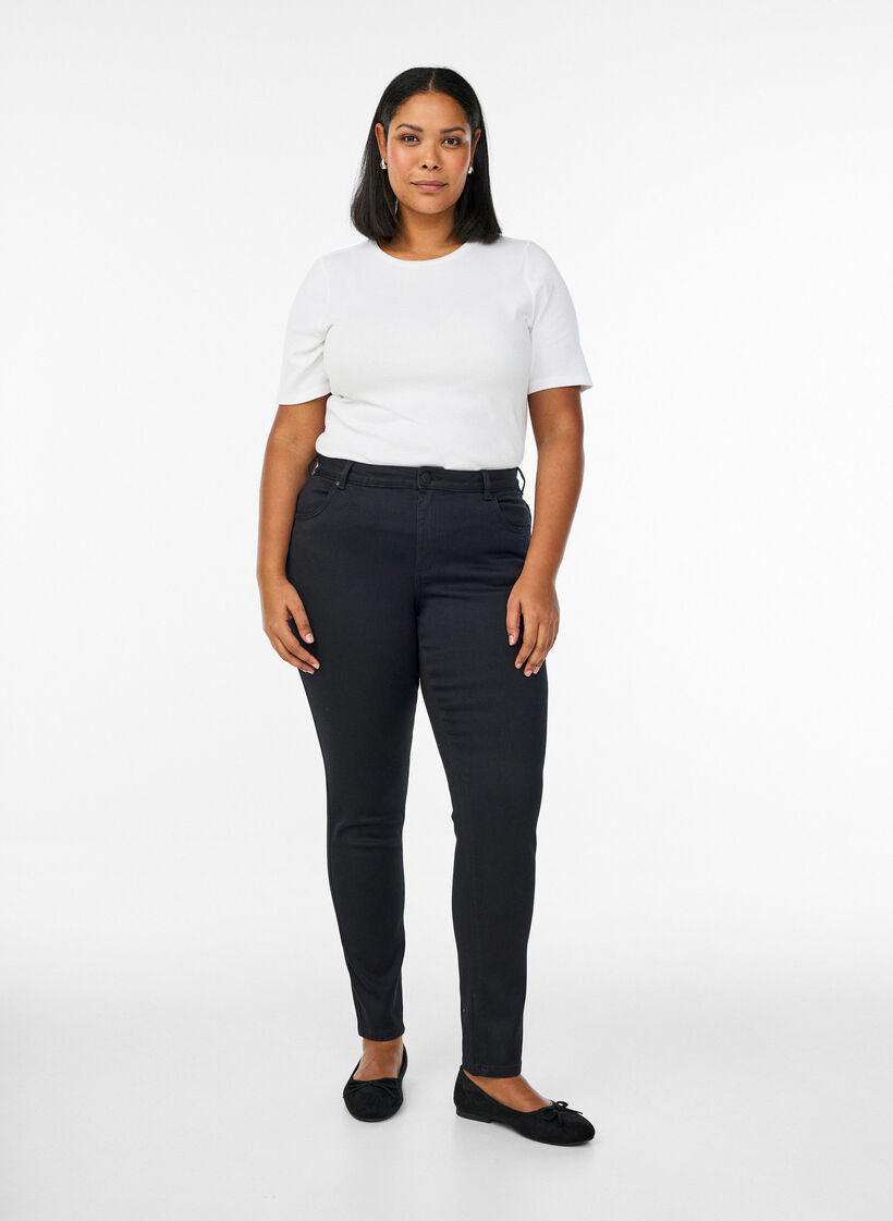 Schmale Passform Emily Jeans mit normaler Taille, Schwarz, Model image number 0