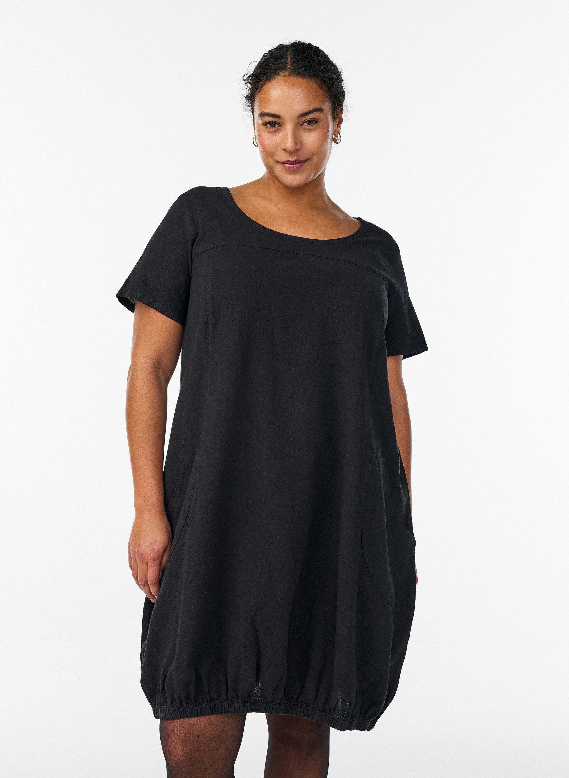 Kurzarm Kleid aus Baumwolle, Schwarz, Model