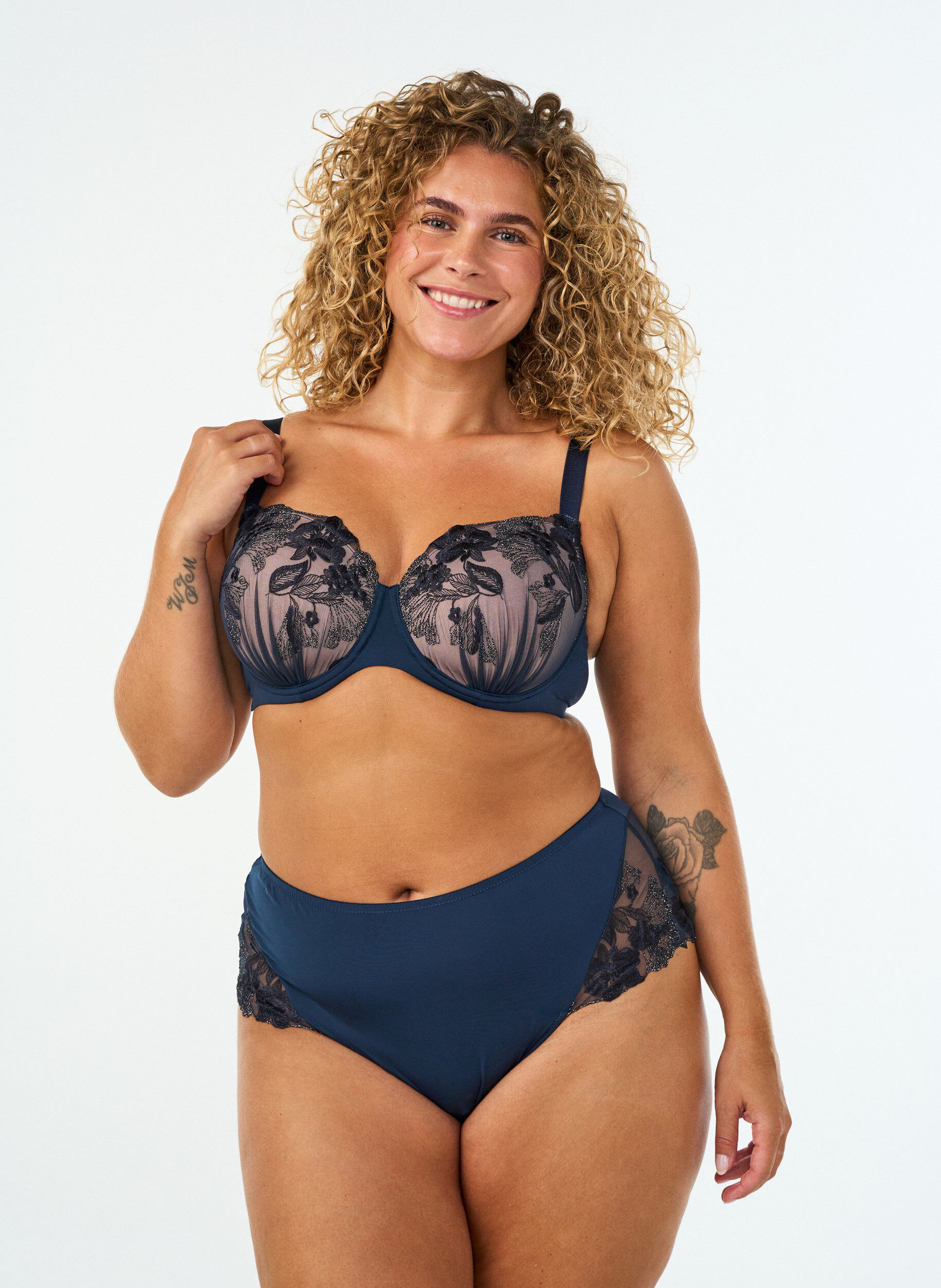 ZizziHipster-String mit gebl&uuml;mter Stickerei und normaler Taillenh&ouml;he, Blau, Model image number 0