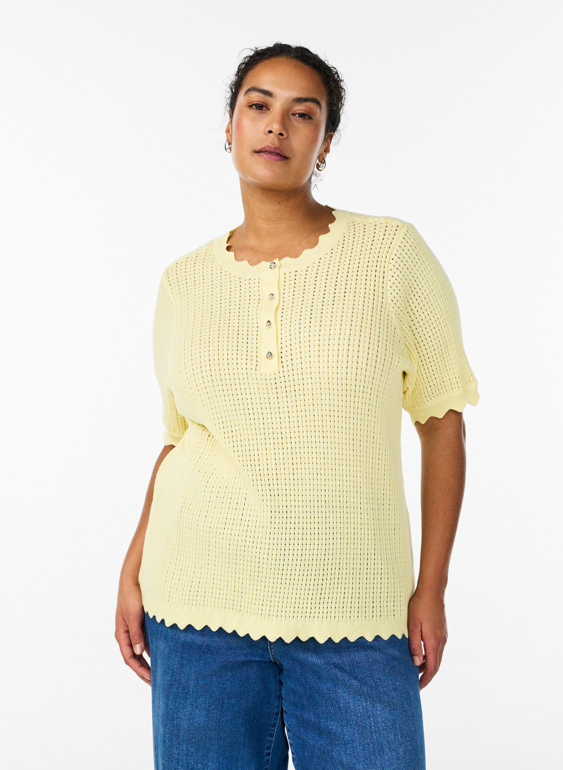 ZizziKurz&auml;rmelige Strickbluse mit Lochmuster und Wellenkanten, Gelb, Model image number 0