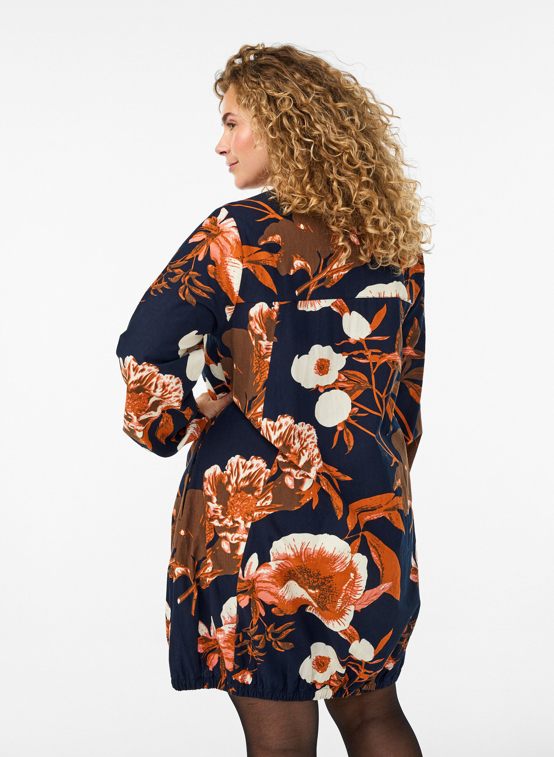 ZizziKurzes Baumwollkleid mit Gummisaum und langen &Auml;rmeln, Schwarz, Model image number 2