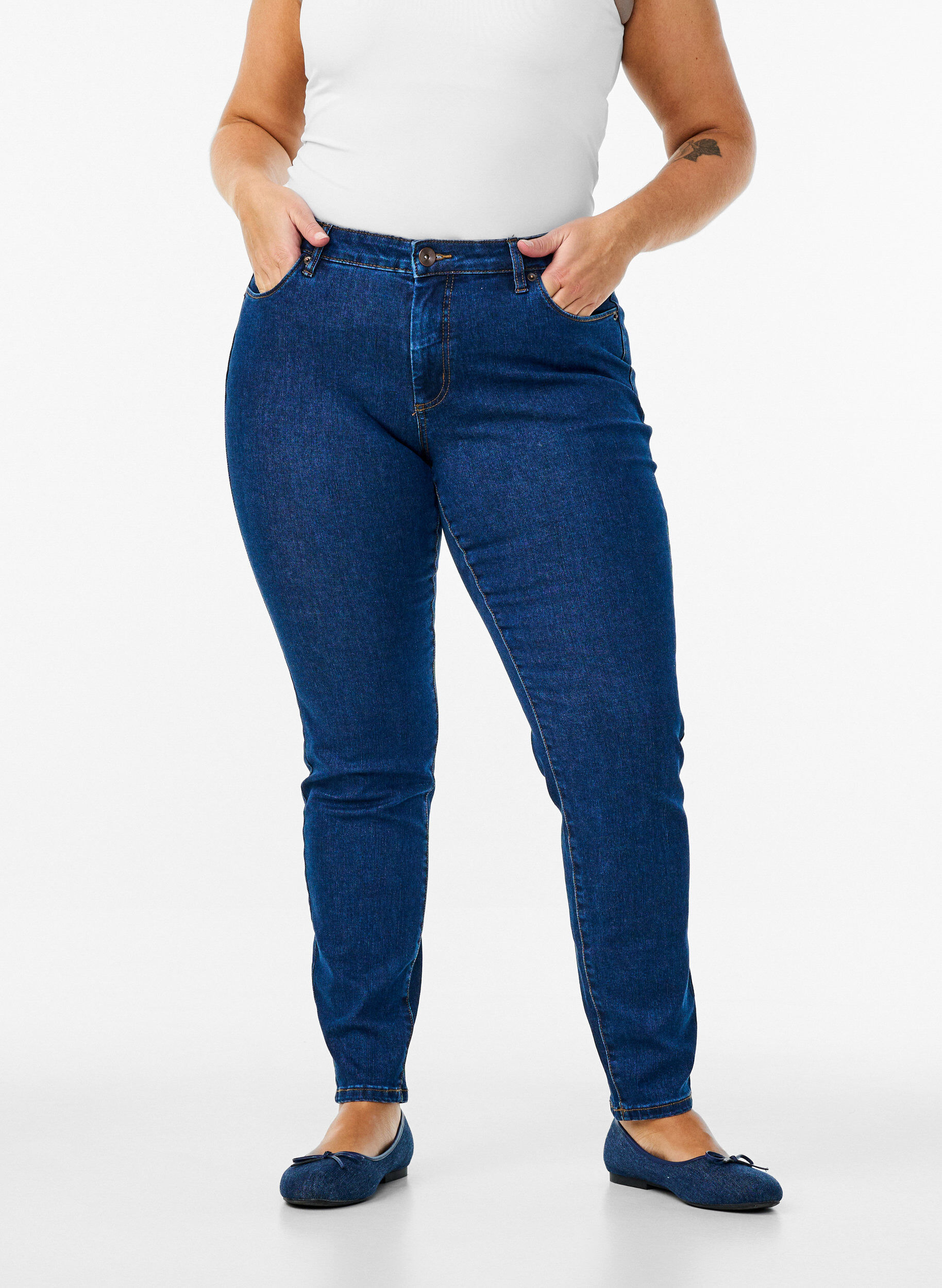 ZizziSlim Fit Emily Jeans mit normaler Taille, Blau, Model image number 2
