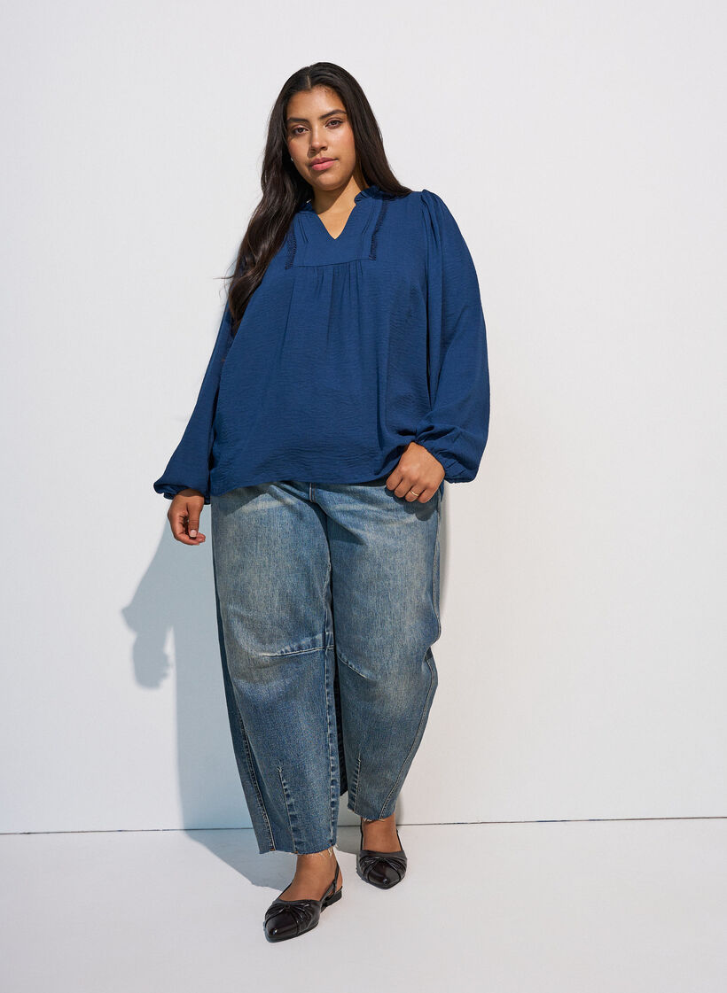 Bluse mit V-Ausschnitt und H&auml;kelband, Blau, Model image number 1