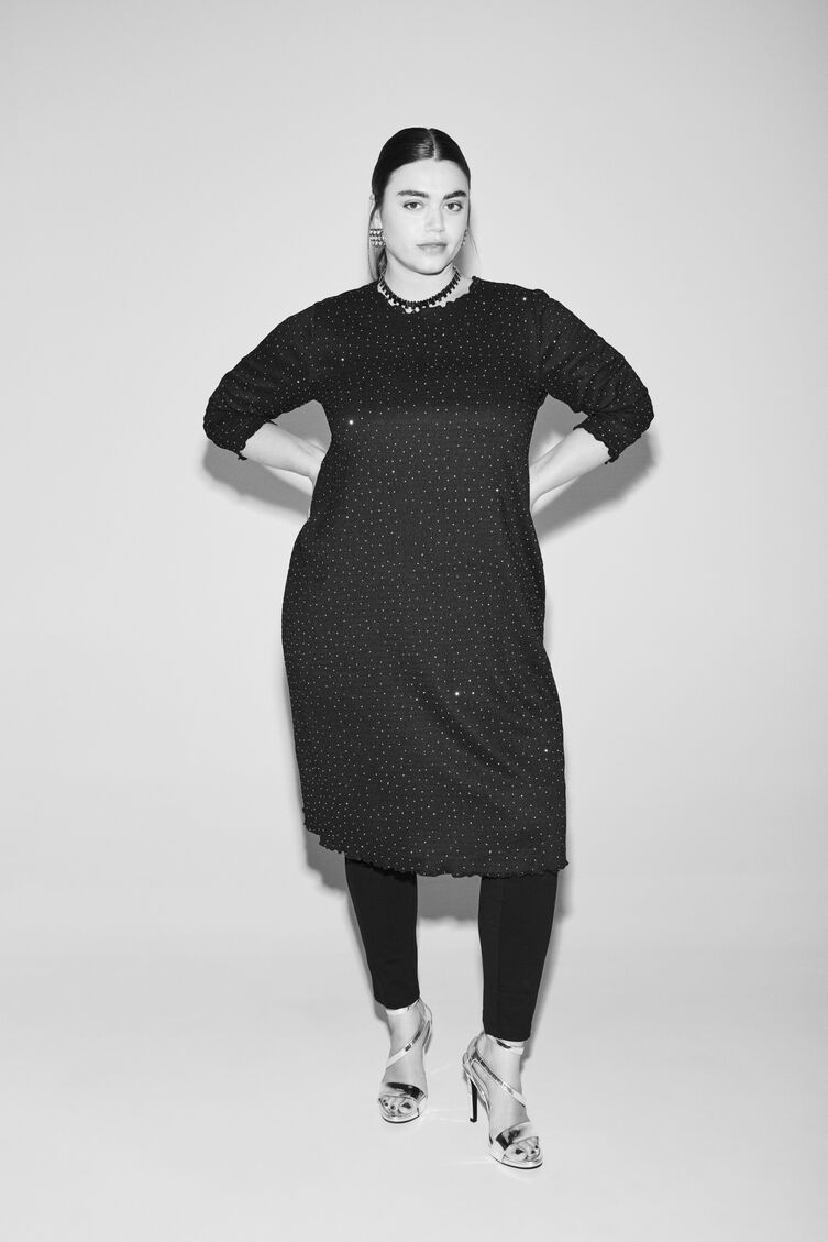 Kleid mit Strasssteinen, , Model