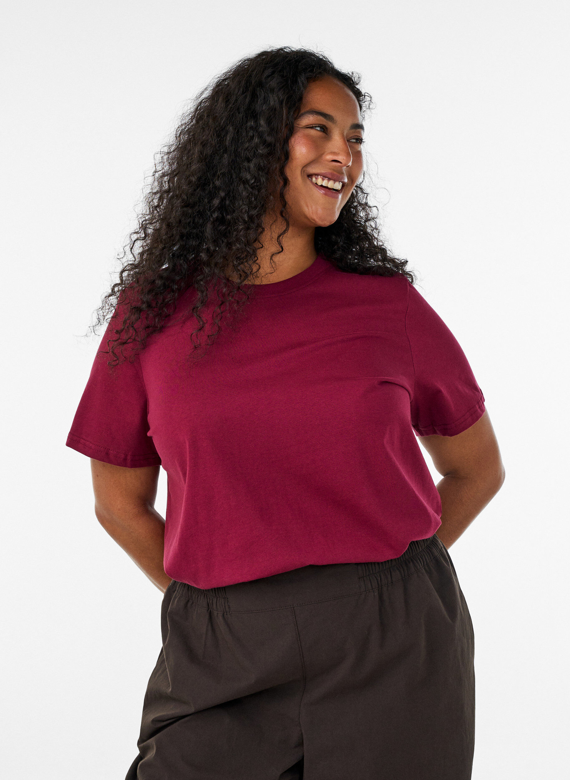 Basic T-Shirt aus Baumwolle mit Rundhalsausschnitt, Rot, Model