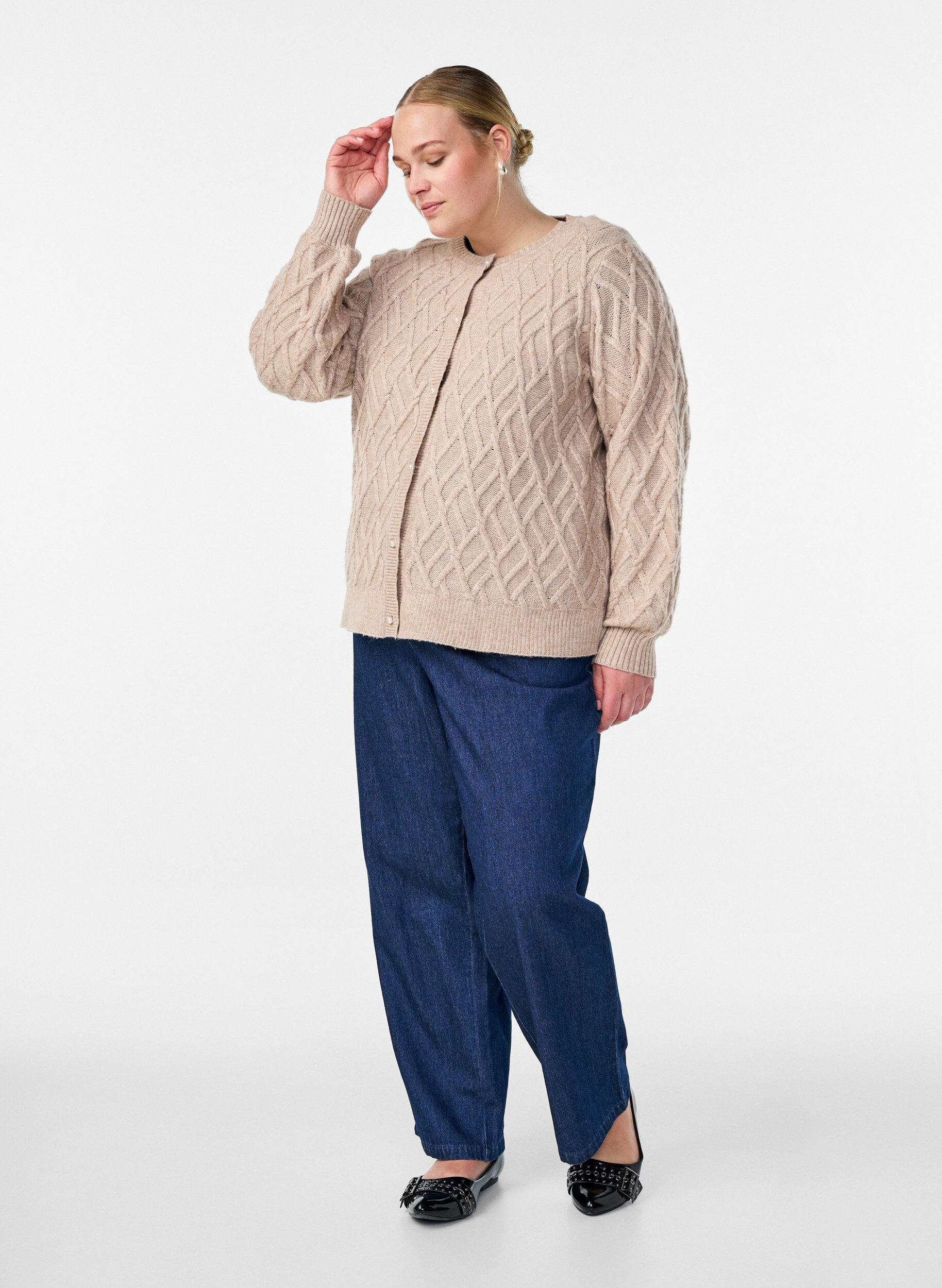 ZizziZopfmuster Strickjacke mit Perlenkn&ouml;pfen, Beige, Model image number 1