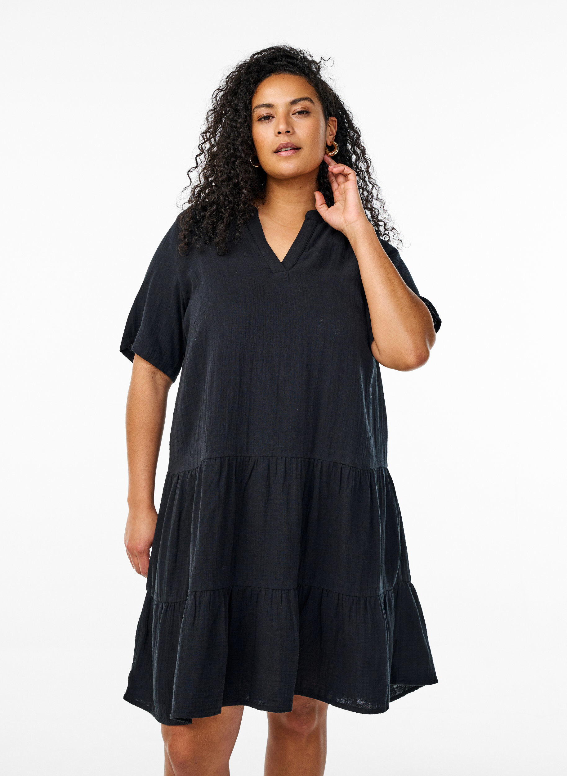 Kurzes A-Linien-Kleid aus Baumwollmusselin, Schwarz, Model