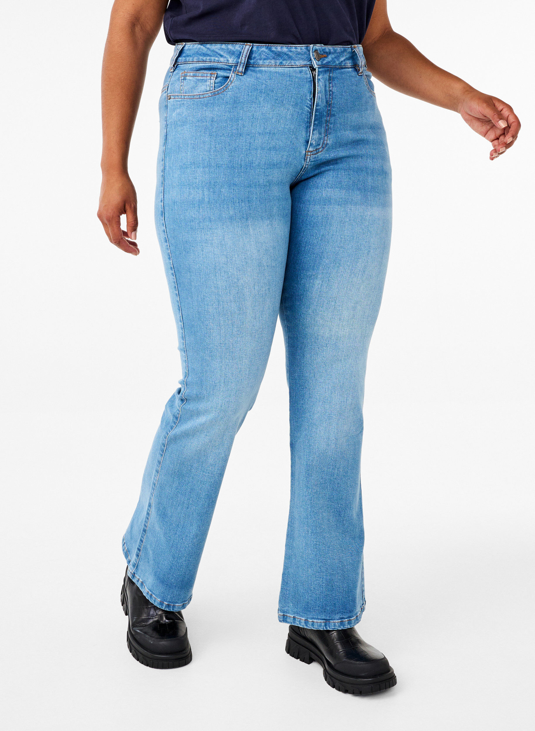 ZizziEllen Bootcut-Jeans mit hoher Taille, Blau, Model image number 2