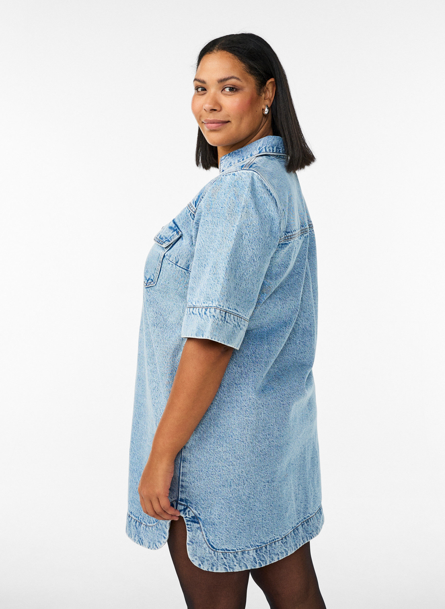 ZizziKurz&auml;rmeliges Denimkleid mit Kragen und Knopfleiste, Blau, Model image number 2