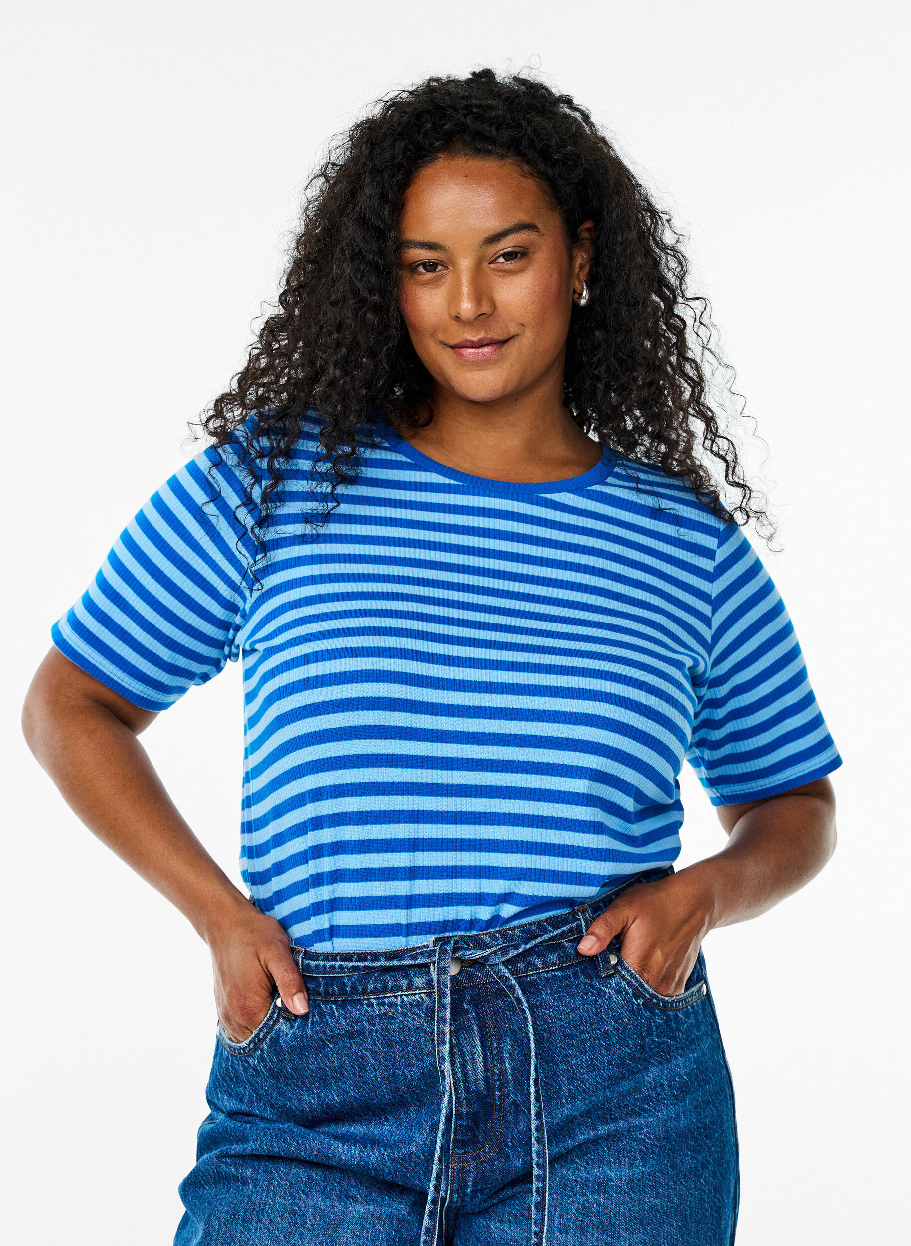 Gestreiftes T-Shirt mit gerippter Struktur, Blau, Model