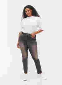 Slim Fit Emily Jeans mit normaler Taille, Dark Grey Denim, Model