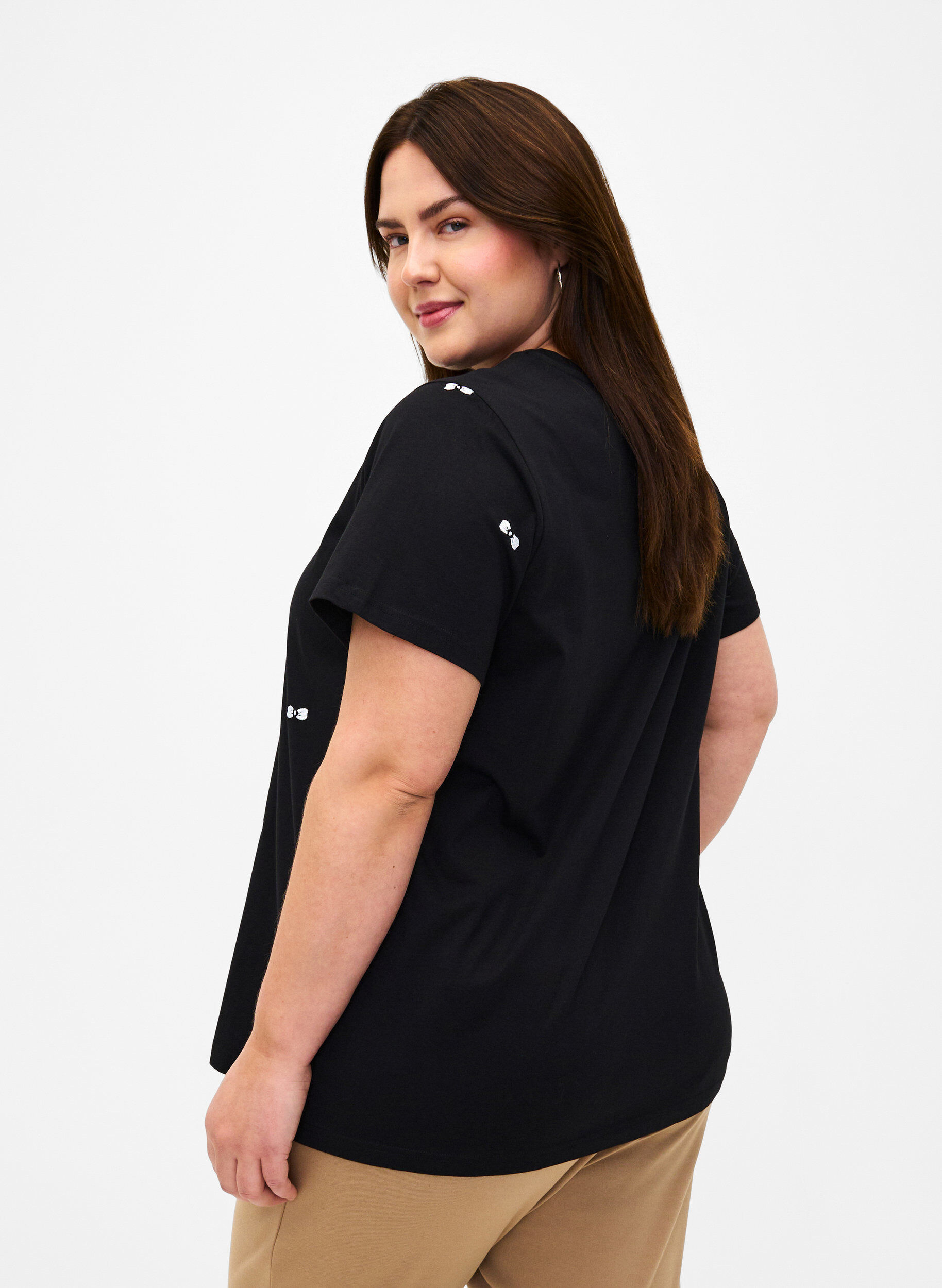 ZizziT-Shirt aus Bio-Baumwolle mit Schleifen, Black W. Bow Emb. , Model image number 1