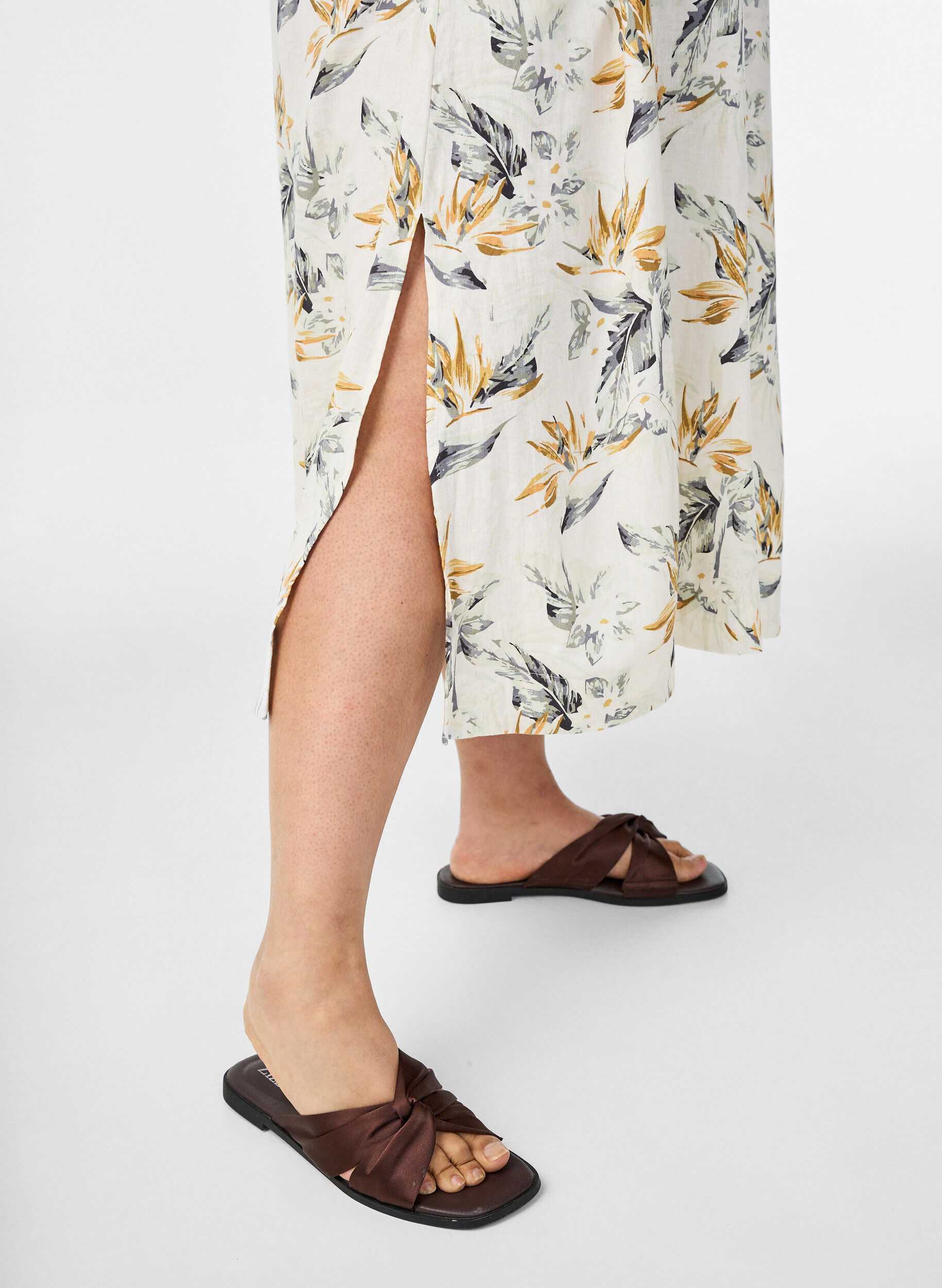 ZizziMidikleid aus Leinen und Viskose mit 1/2-&Auml;rmeln, Wei&szlig;, Model image number 2