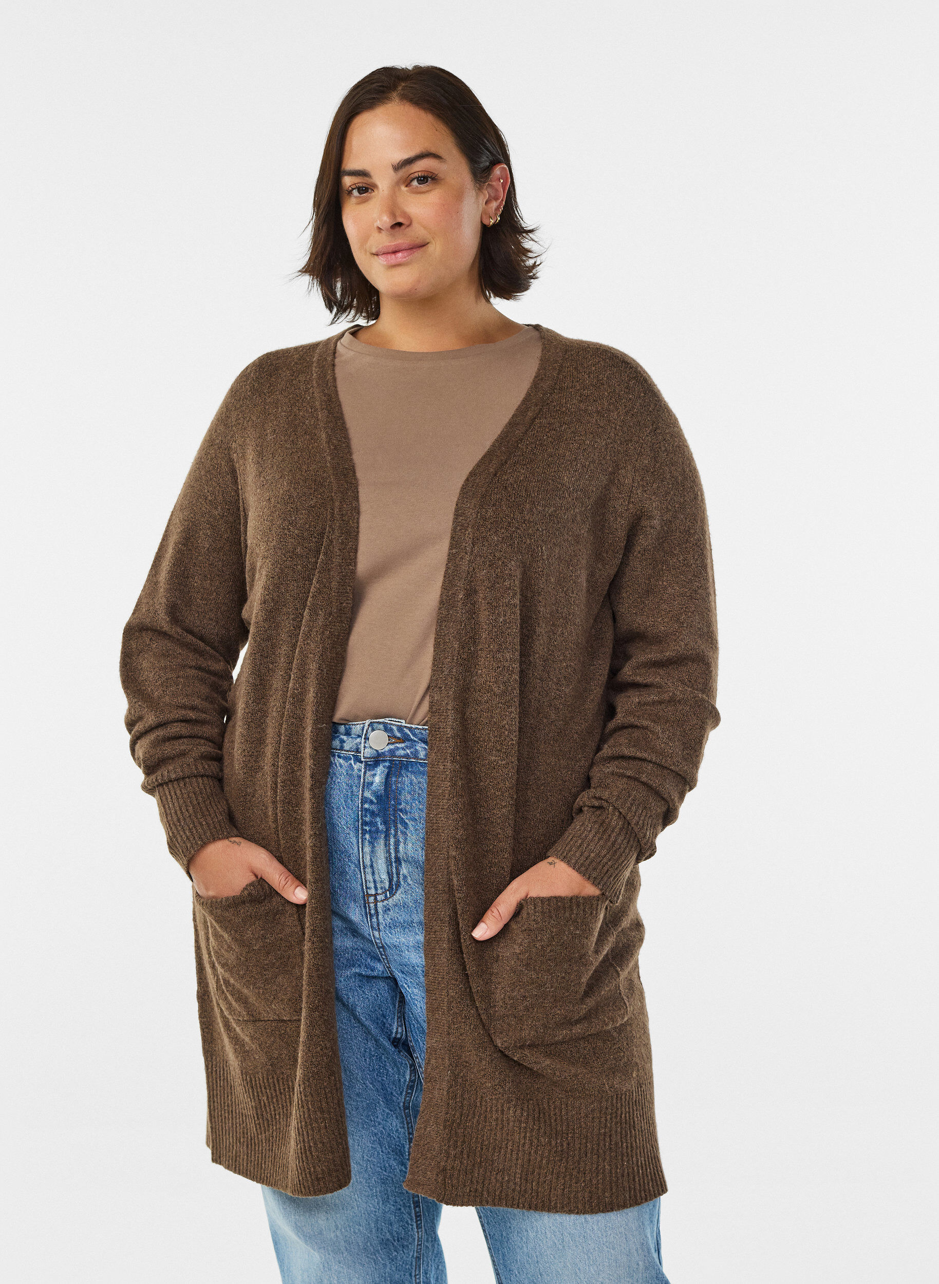 Strickjacke mit Rippenstrick und Taschen, Braun, Model