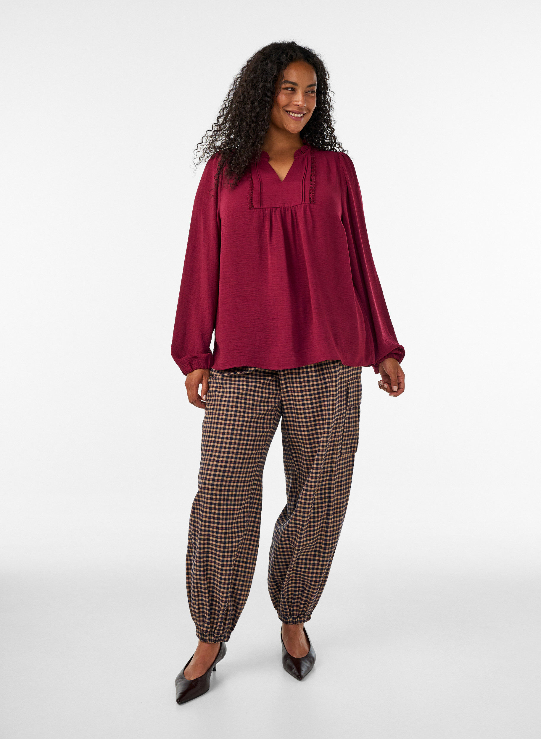 ZizziBluse mit V-Ausschnitt und H&auml;kelband, Rot, Model image number 1