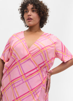 Kariertes Kleid aus Viskose mit Wickeleffekt, Pink Check, Model image number 2