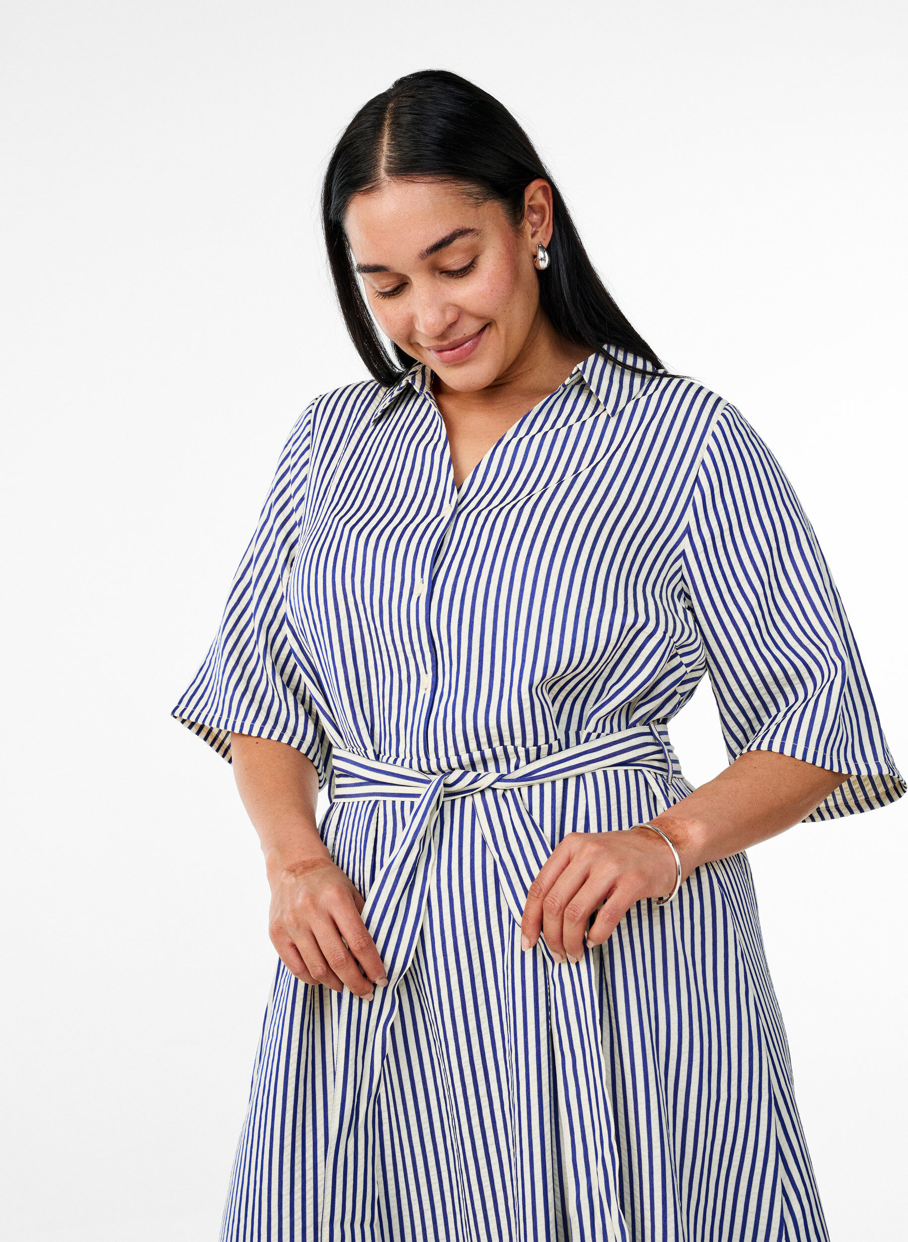 ZizziKn&ouml;chellanges Hemdblusenkleid mit Bindeg&uuml;rtel und Streifen, Blau, Model image number 2
