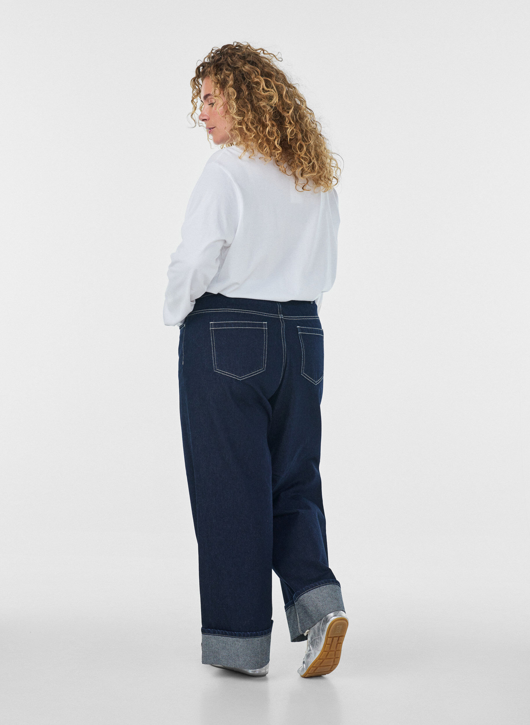 ZizziJeans in weiter Passform mit breitem Umschlag und Kontrastn&auml;hten, Blau, Model image number 1