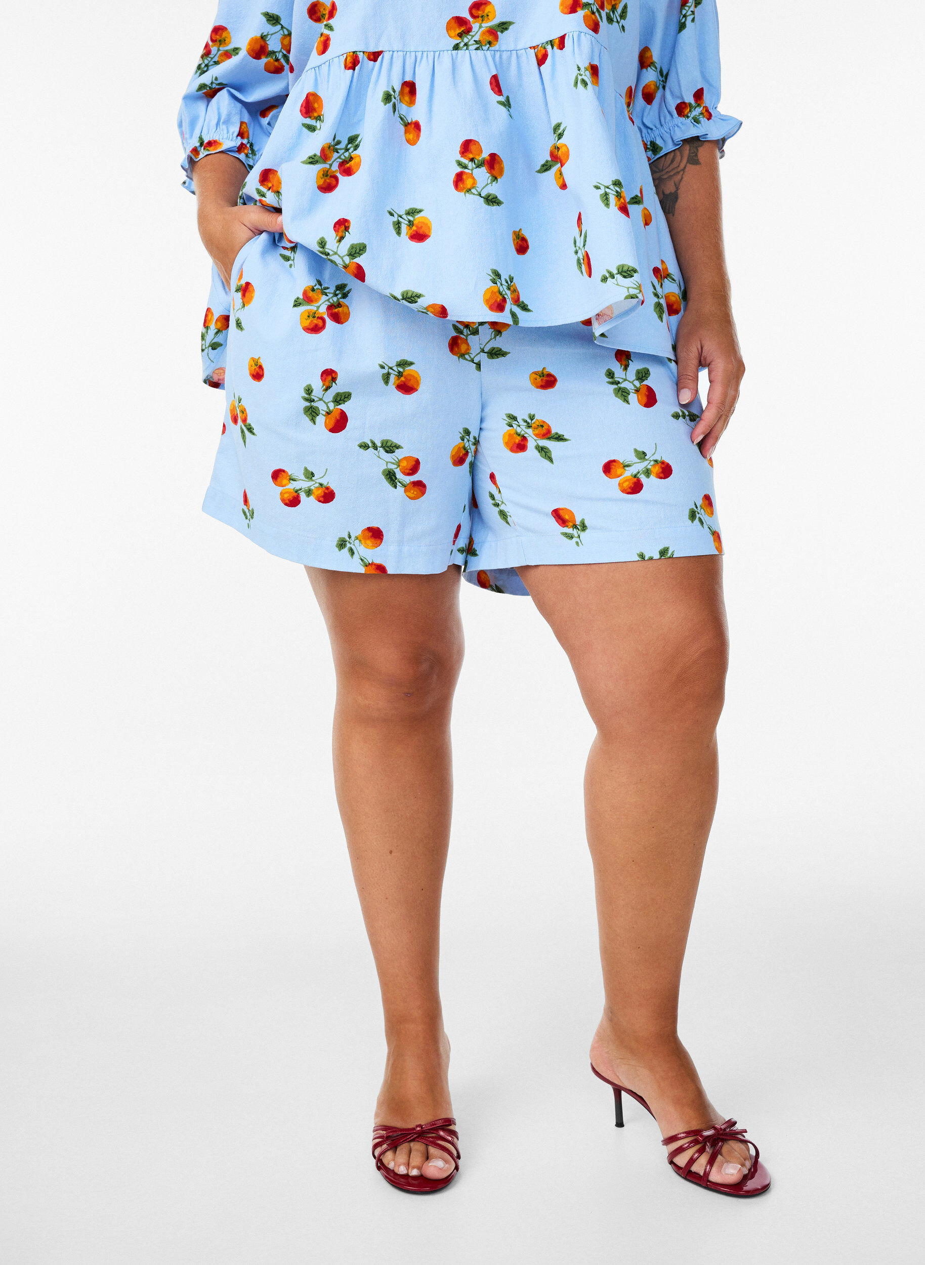 Shorts aus Baumwolle mit Tomaten-Print und hoher Taille, Blau, Model