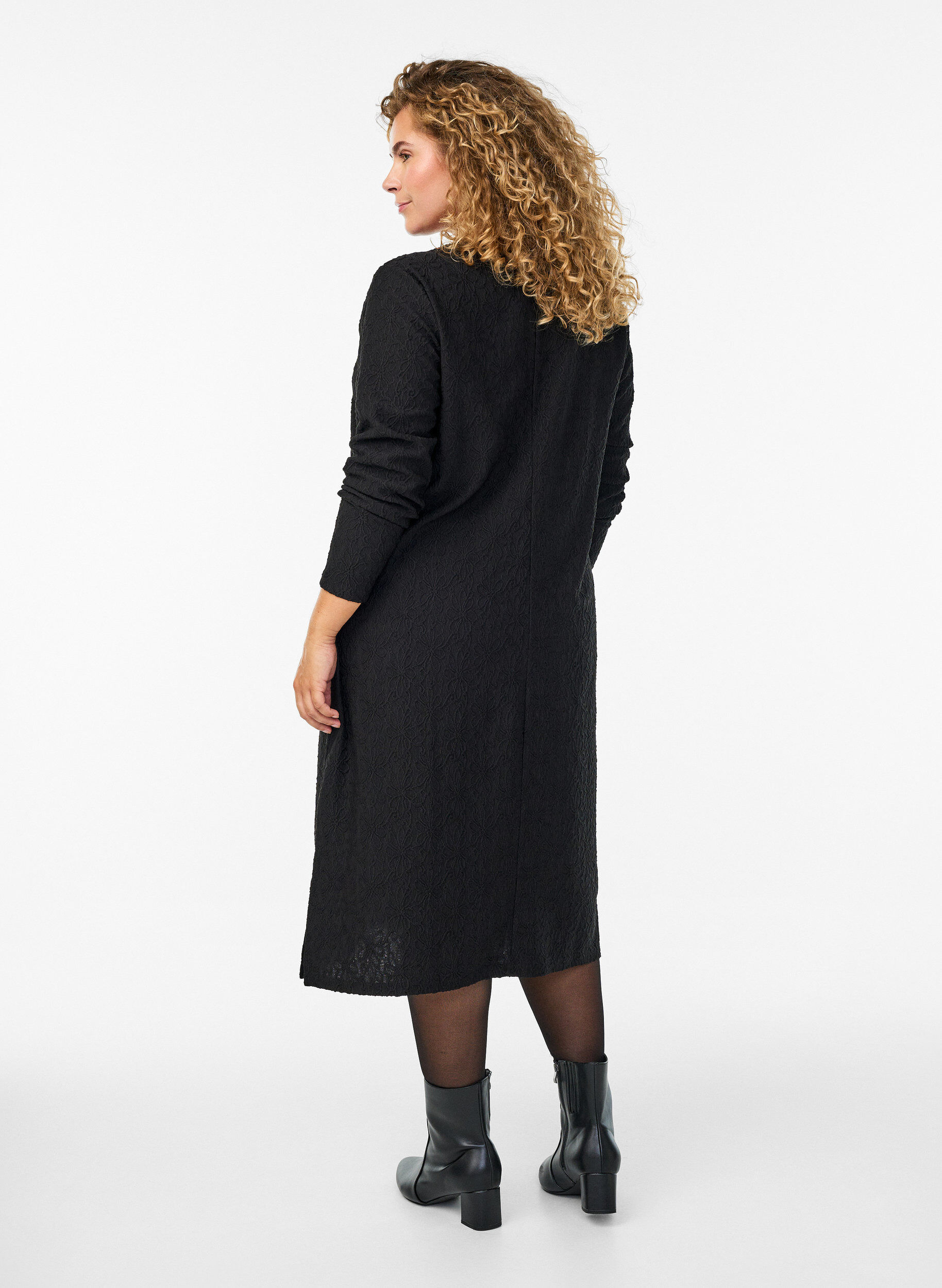ZizziGebl&uuml;mtes, strukturiertes Kleid mit langen &Auml;rmeln, Schwarz, Model image number 1