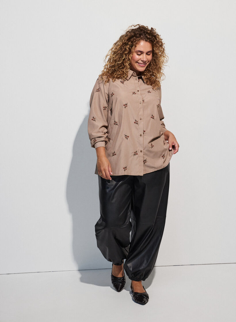 Gestreifte Bluse mit bestickten Blumen, Braun, Model