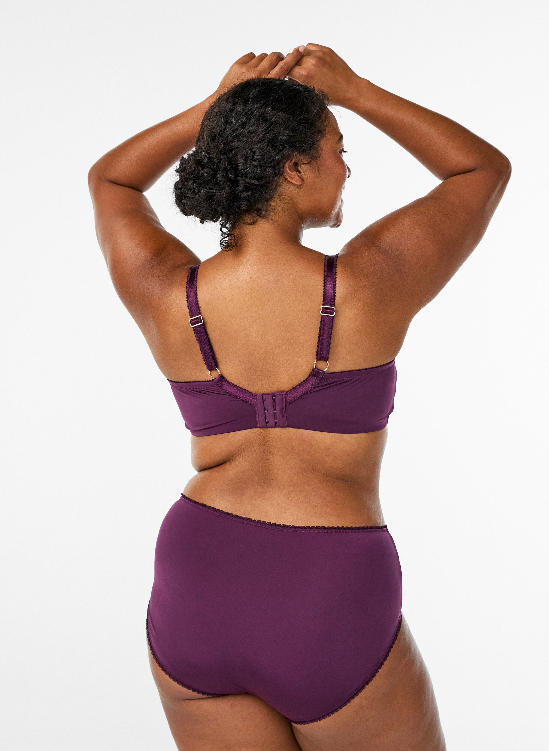 ZizziGepolsterter BH mit Blumenstickerei, Lila, Model image number 2