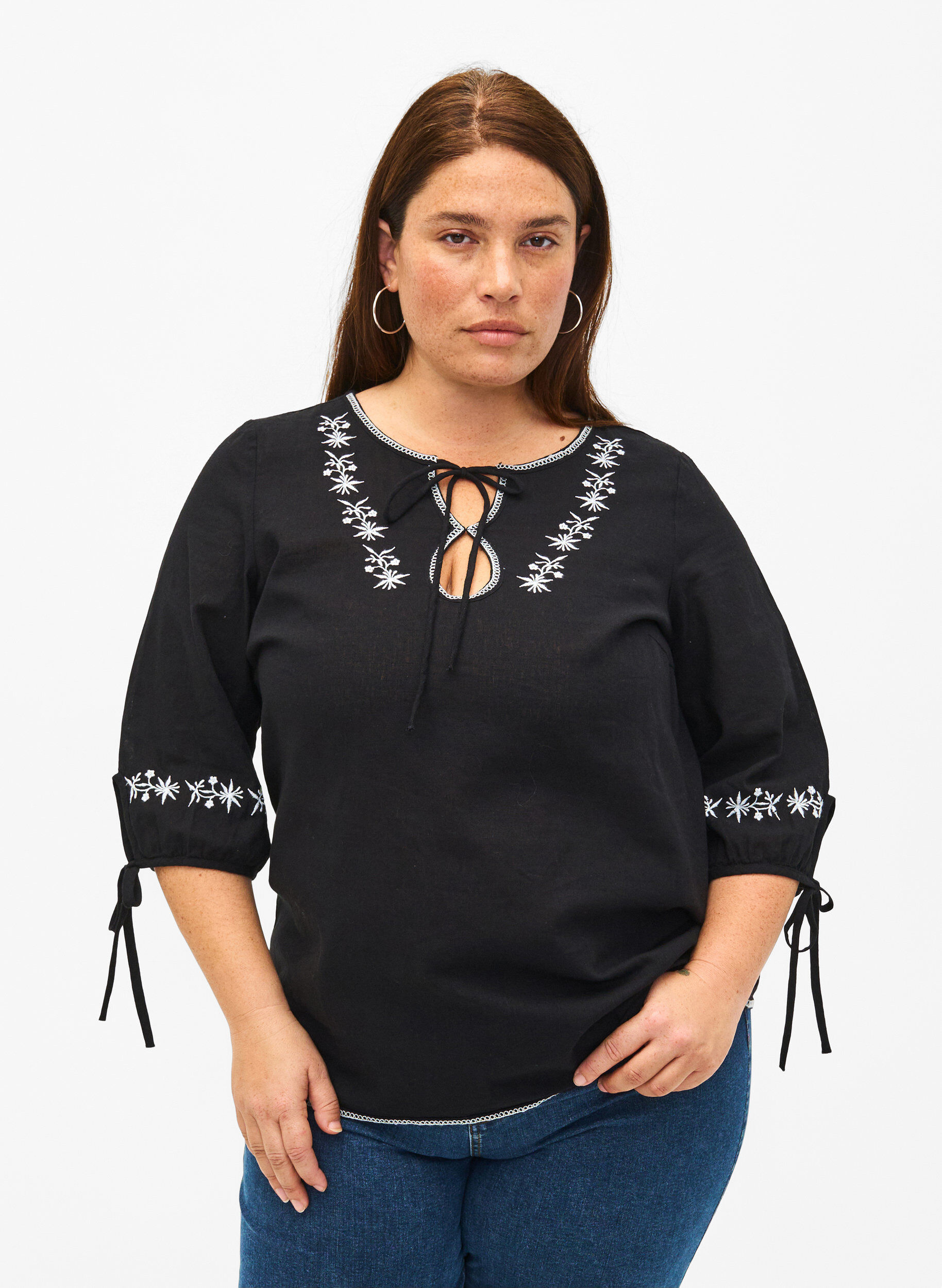 ZizziBestickte Bluse aus Baumwollmischung mit Leinen, Black W. EMB, Model image number 0