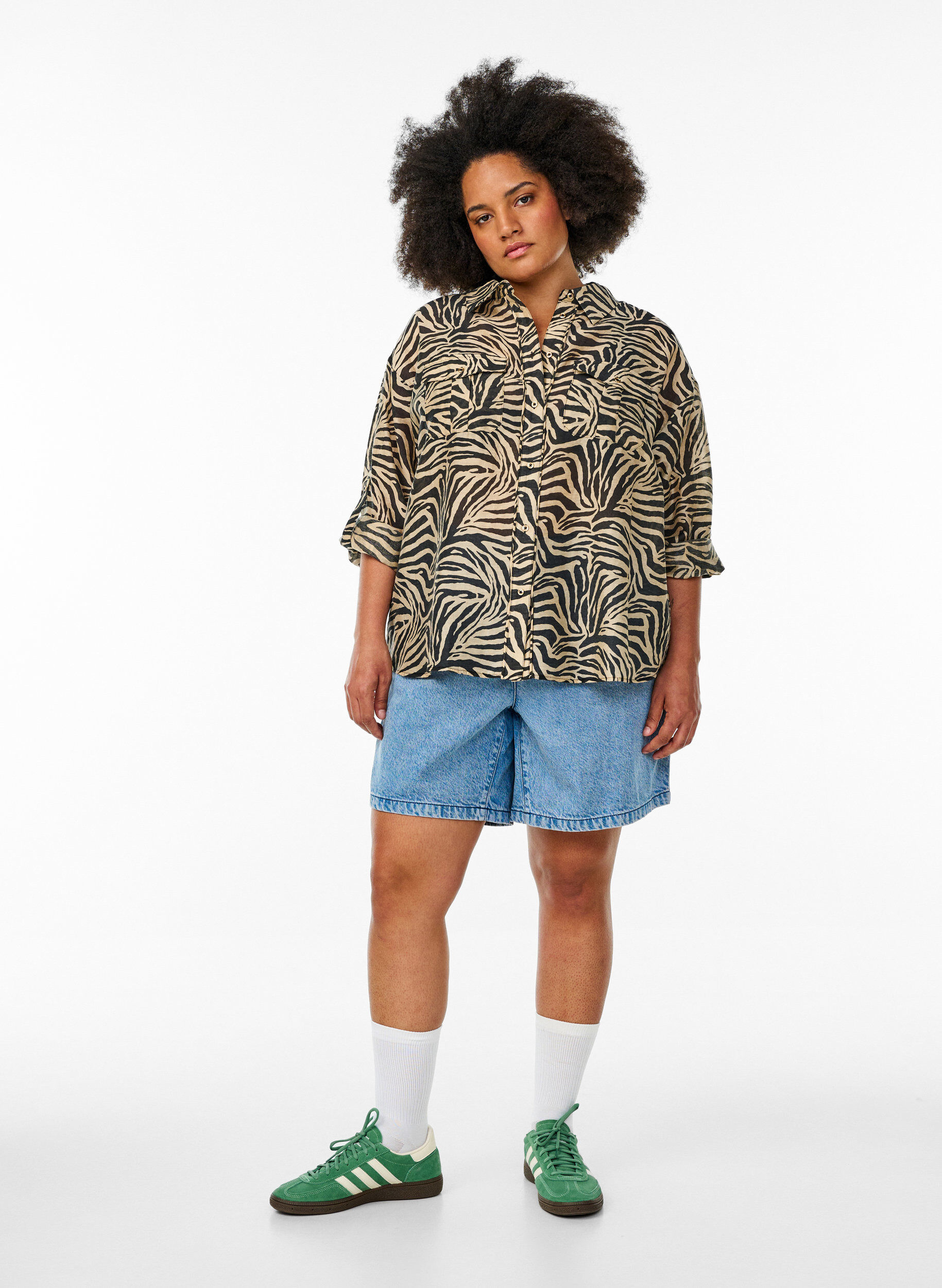 ZizziLocker sitzendes Shirt mit Tierprint und Brusttaschen, Schwarz, Model image number 1