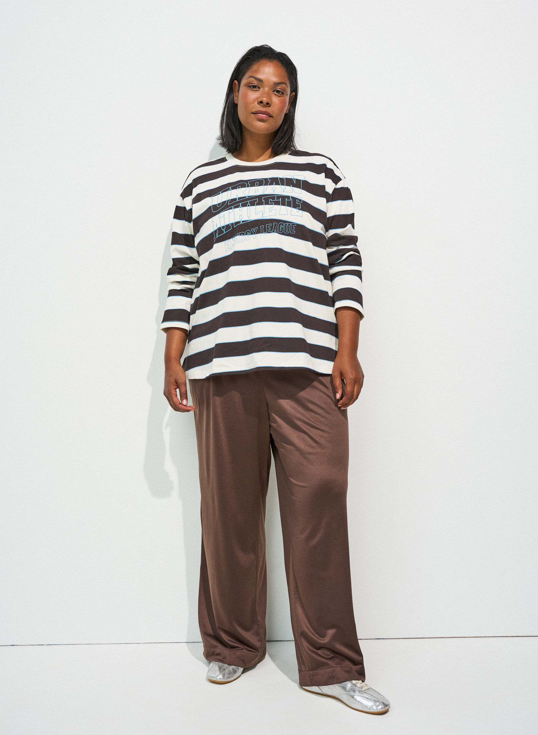 ZizziGestreifte Bluse aus Jersey mit sportlichem Textprint, Braun, Model image number 1