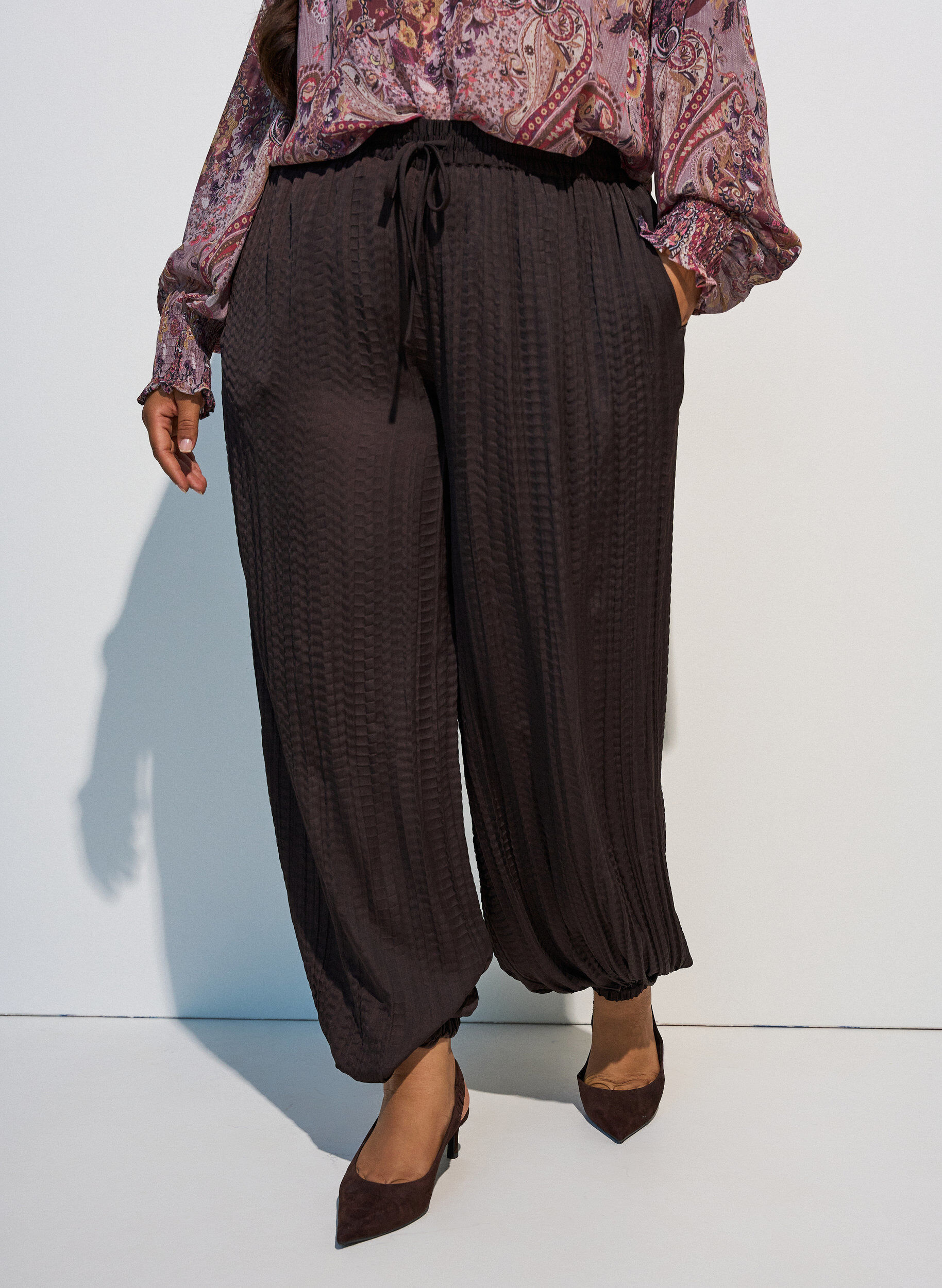 ZizziBallonhose mit Struktur und elastischem Bund, Braun, Model image number 2