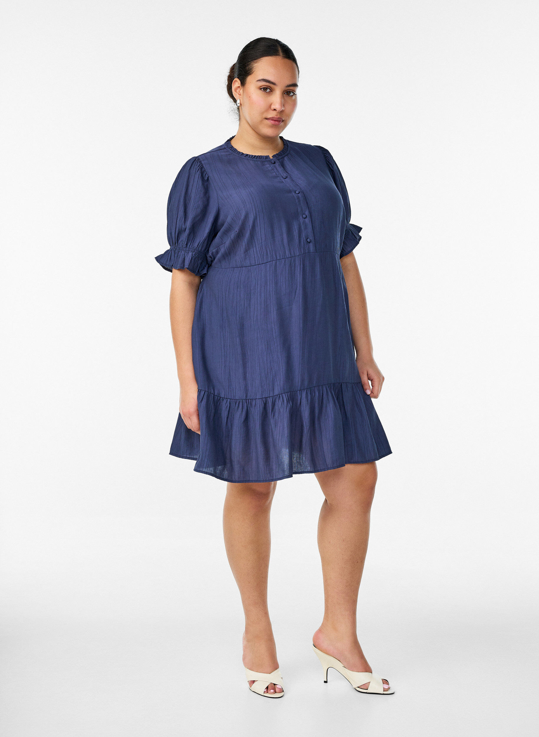 ZizziKurzes Kleid aus Viskose mit R&uuml;schendetails, Blau, Model image number 1