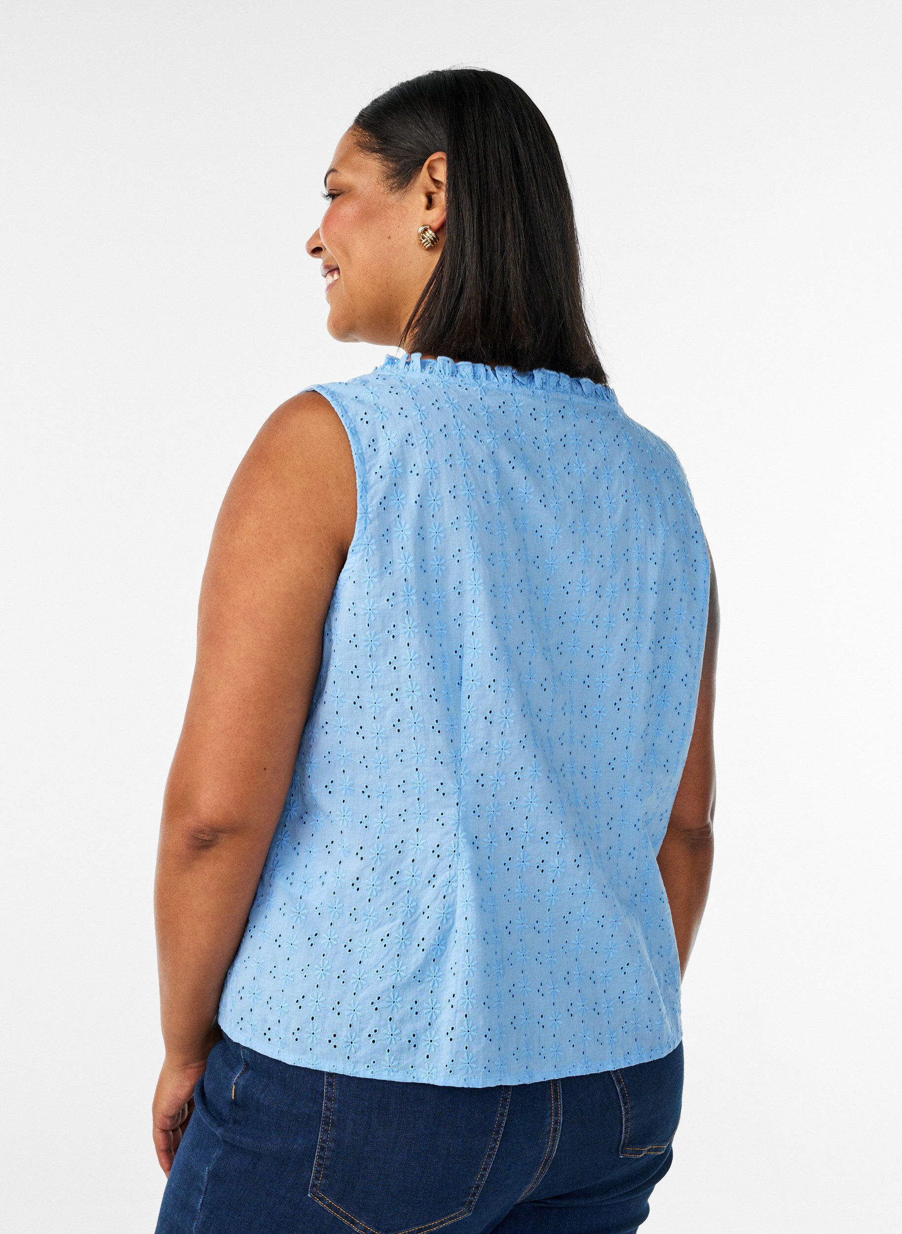 Zizzi&Auml;rmellose Bluse mit Lochstickerei und R&uuml;schen, Blau, Model image number 2