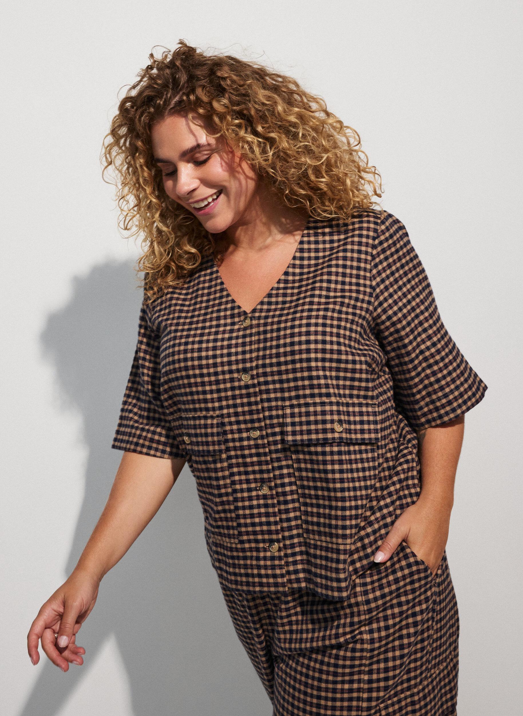 Karierte Bluse mit Brusttaschen, Braun, Model