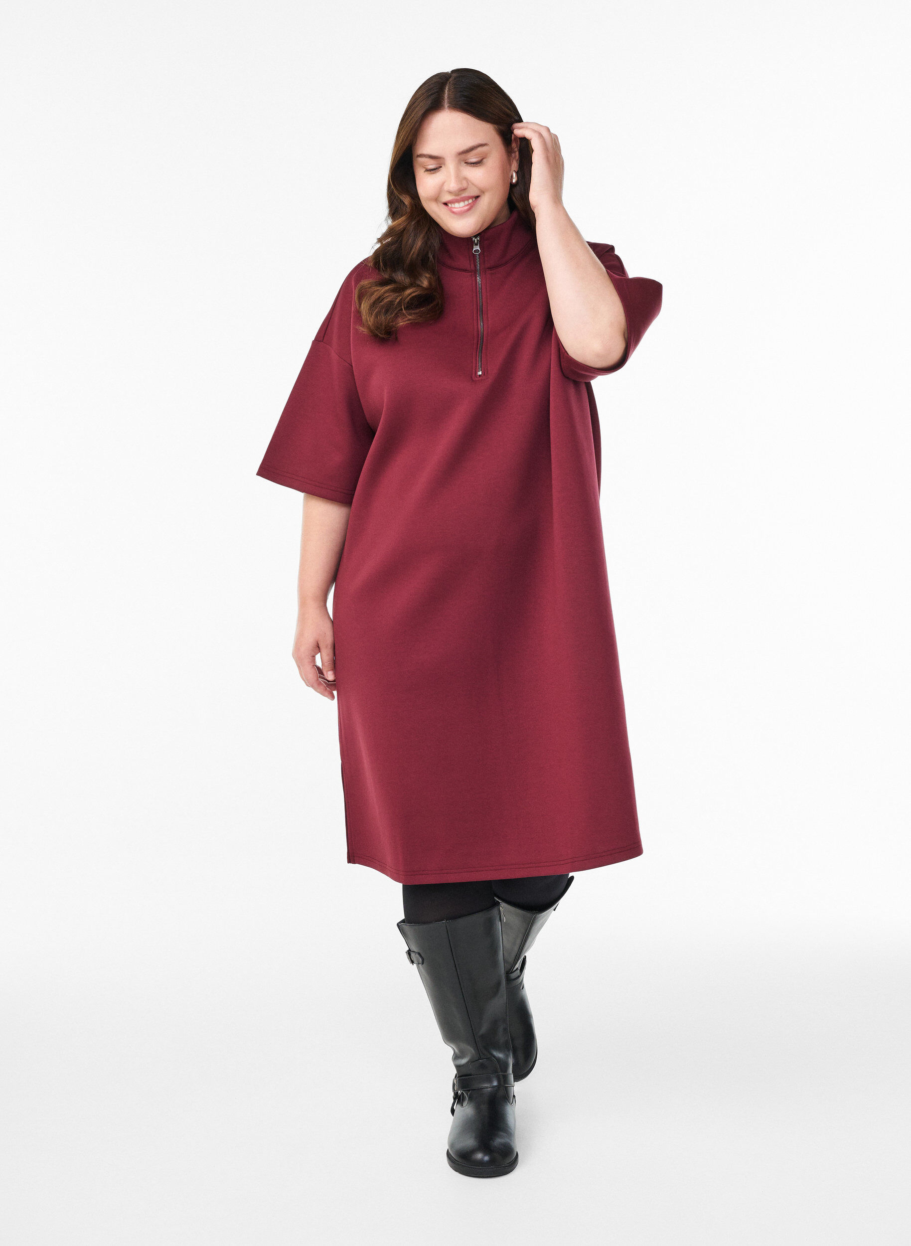ZizziKurzes Sweatshirtkleid mit hohem Kragen und Rei&szlig;verschluss, Dunkles Bordeaux, Model image number 1