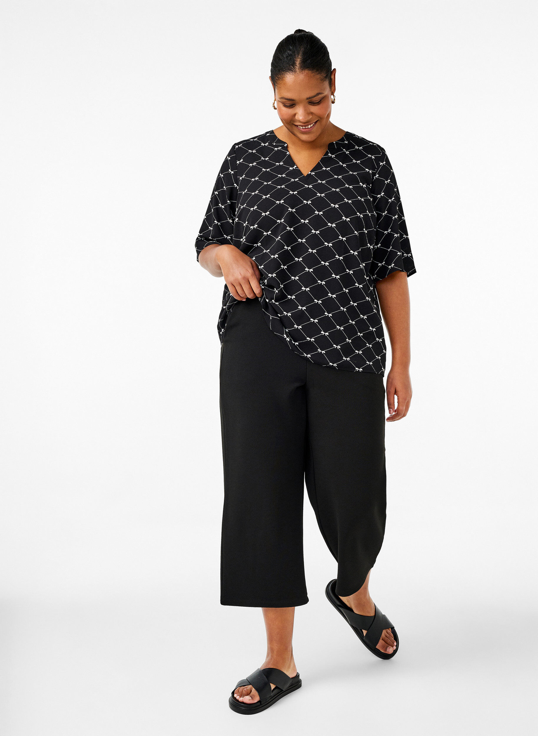 ZizziBluse mit V-Ausschnitt und Schleifendruck, Black Bow AOP, Model image number 2