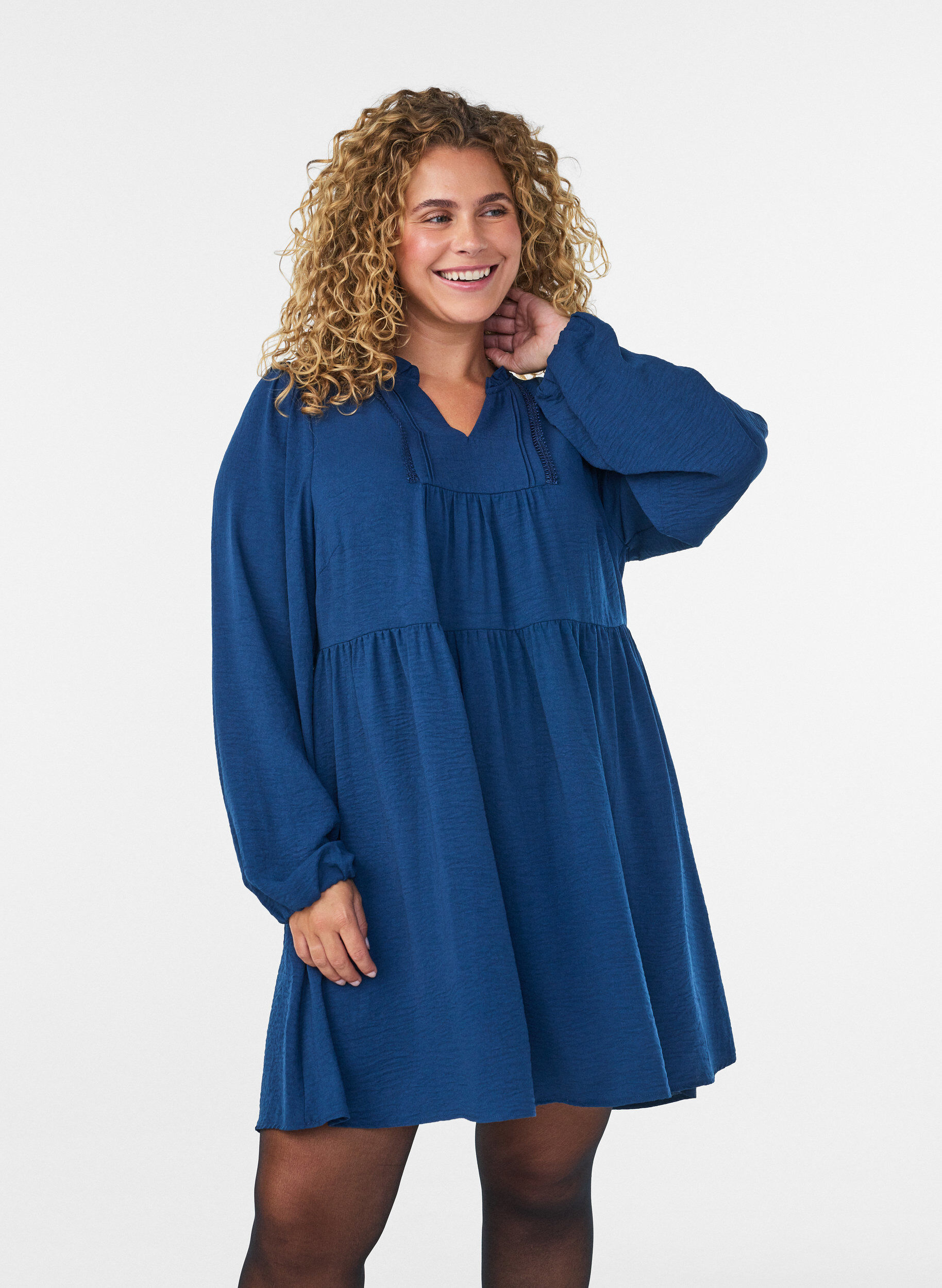 A-Linien-Kleid mit Empire-Linie, Blau, Model