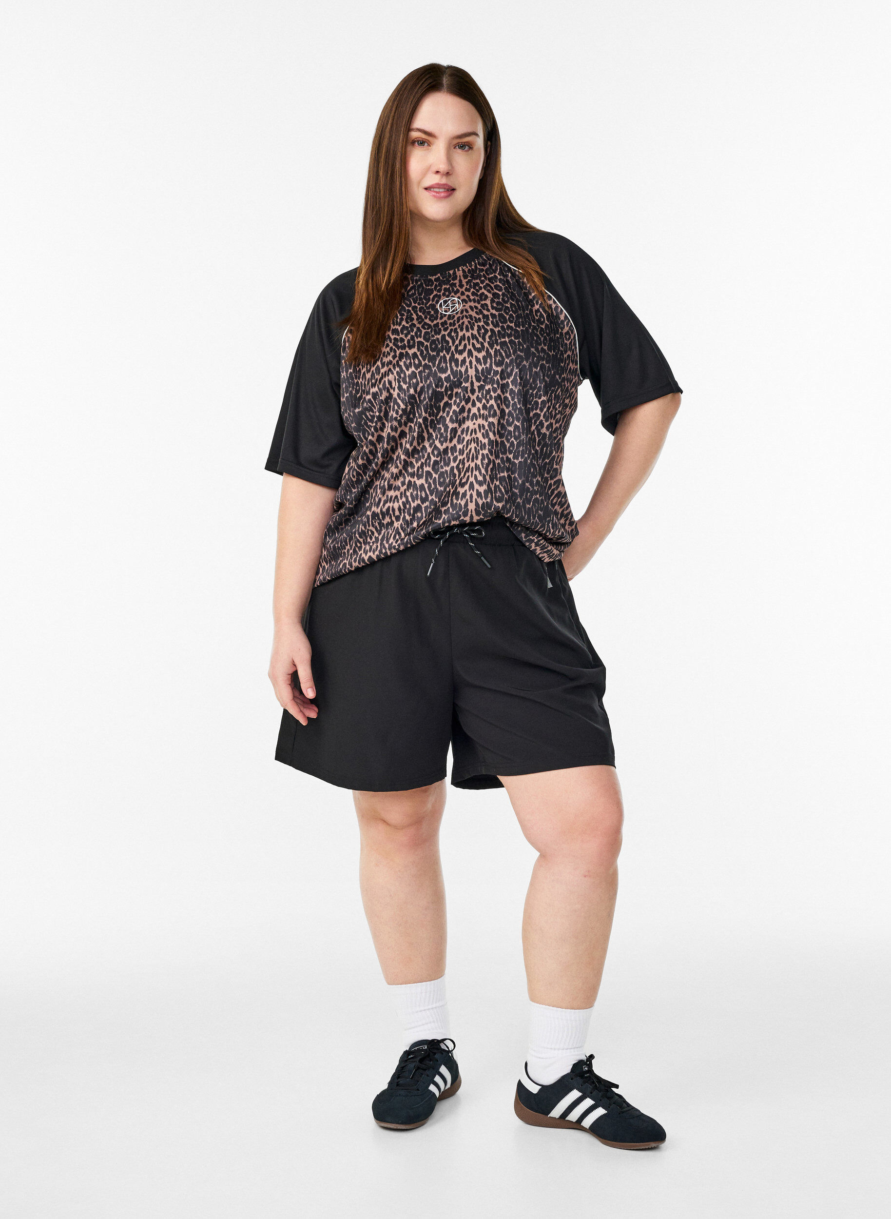 ZizziTrainingsshirt mit Leoprint und Raglan&auml;rmeln, Braun, Model image number 1