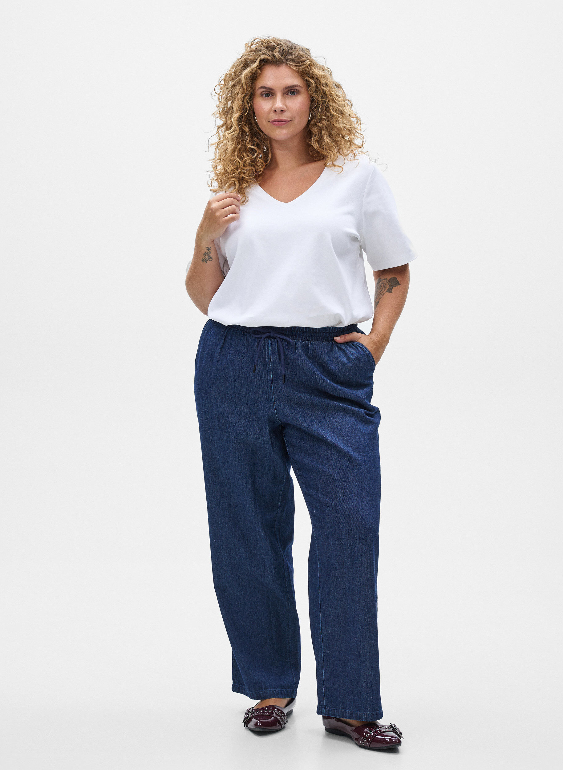 Gerade geschnittene Jeans mit elastischem Bund, Blau, Model