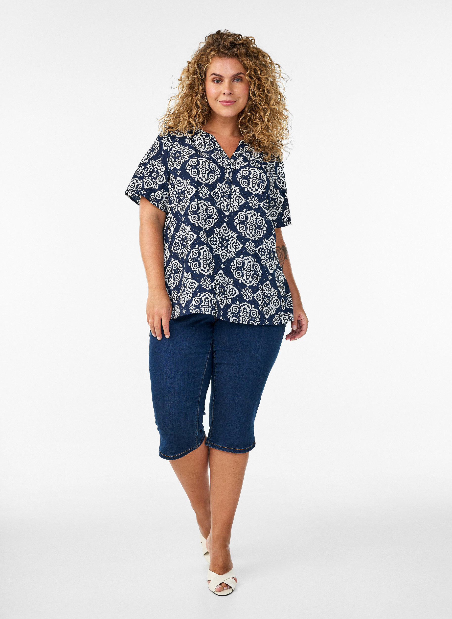 ZizziBluse mit kurzen &Auml;rmeln und V-Ausschnitt, Blau, Model image number 1